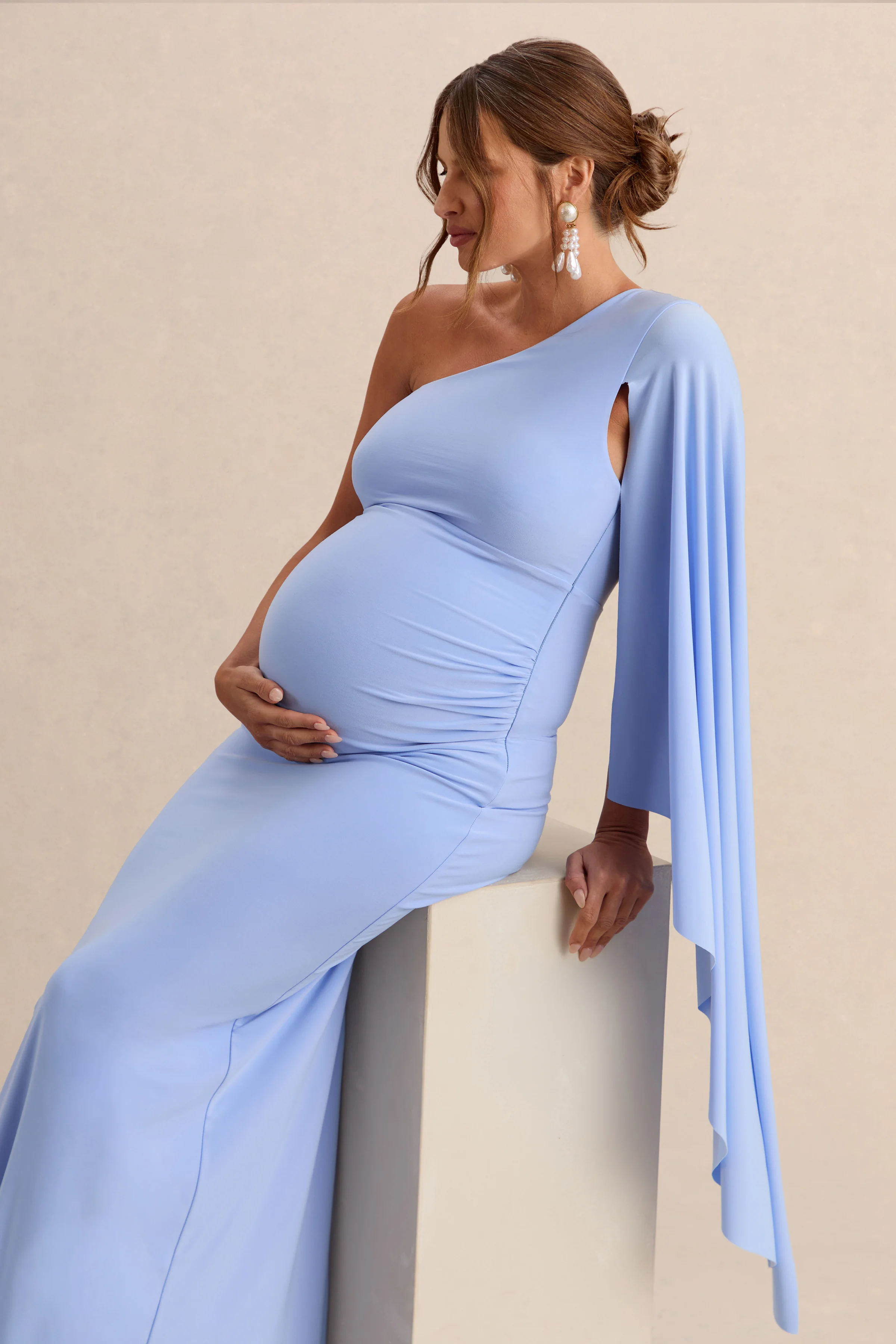 Shanae | Robe longue de maternité bleu clair à encolure asymétrique avec manche cape et détails froncés - Image 3