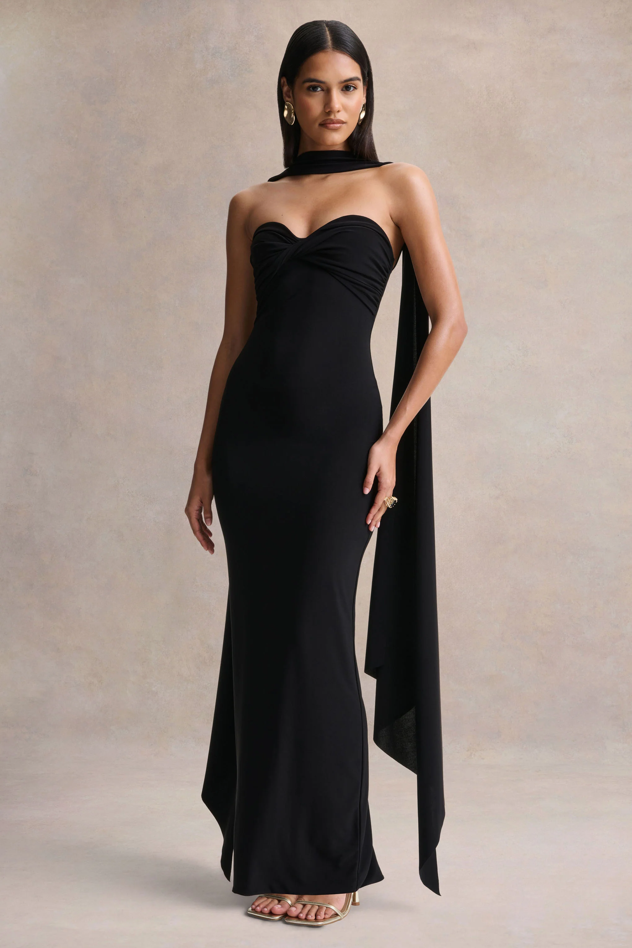 Sheila | Robe longue noire à décolleté bandeau avec détail foulard