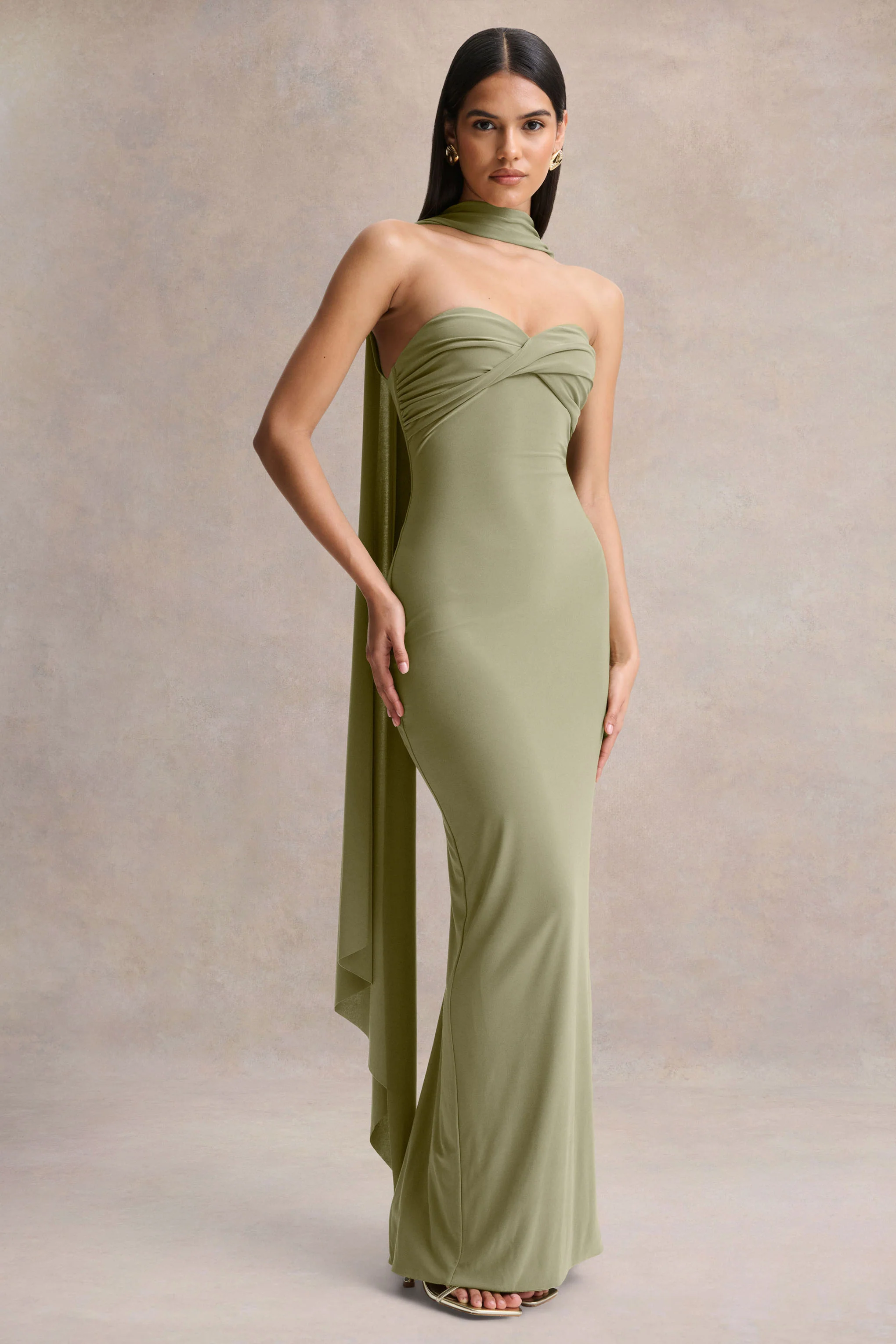 Sheila | Robe longue olive à décolleté bandeau avec détail écharpe - Image 4