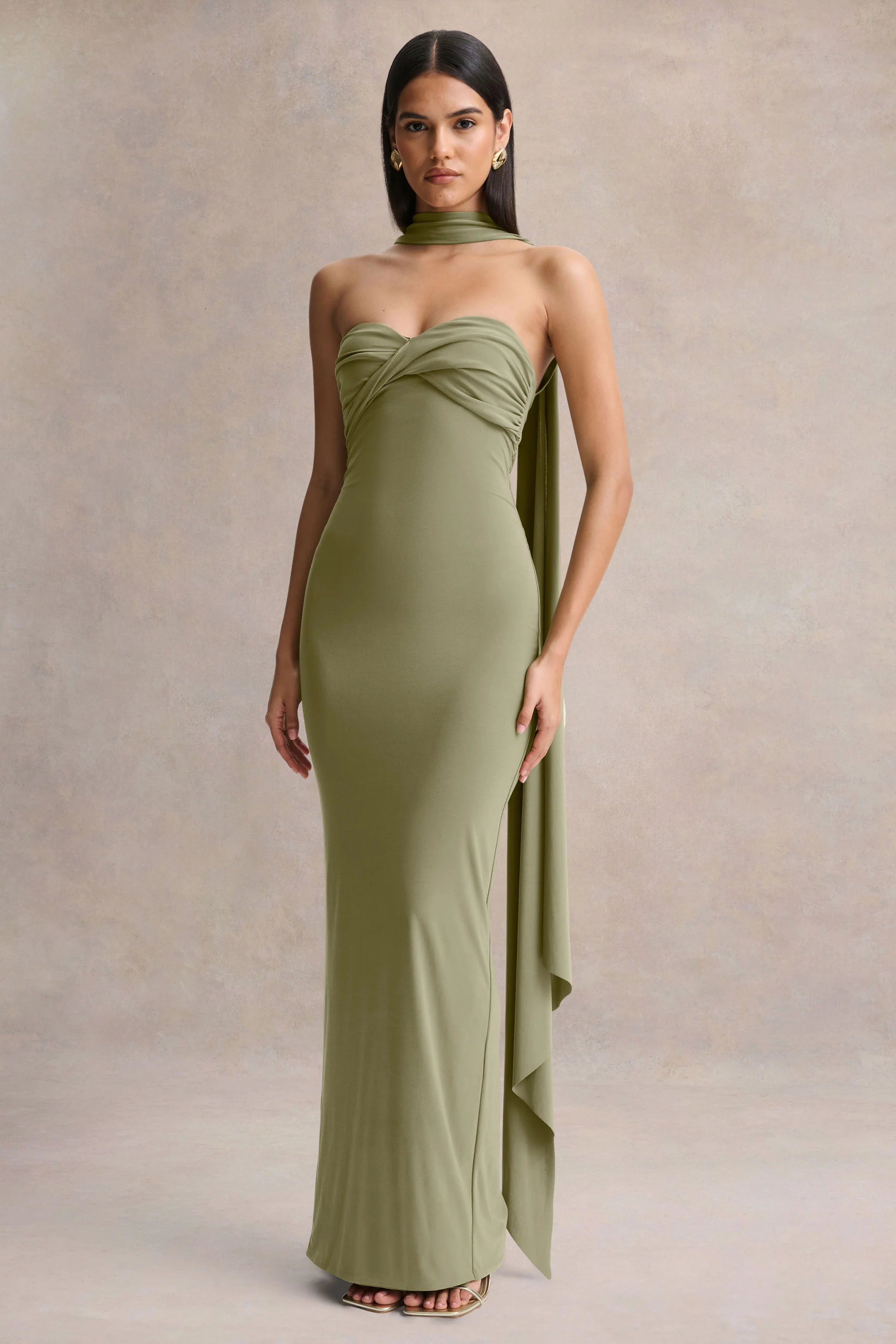 Sheila | Robe longue olive à décolleté bandeau avec détail écharpe - Image 5