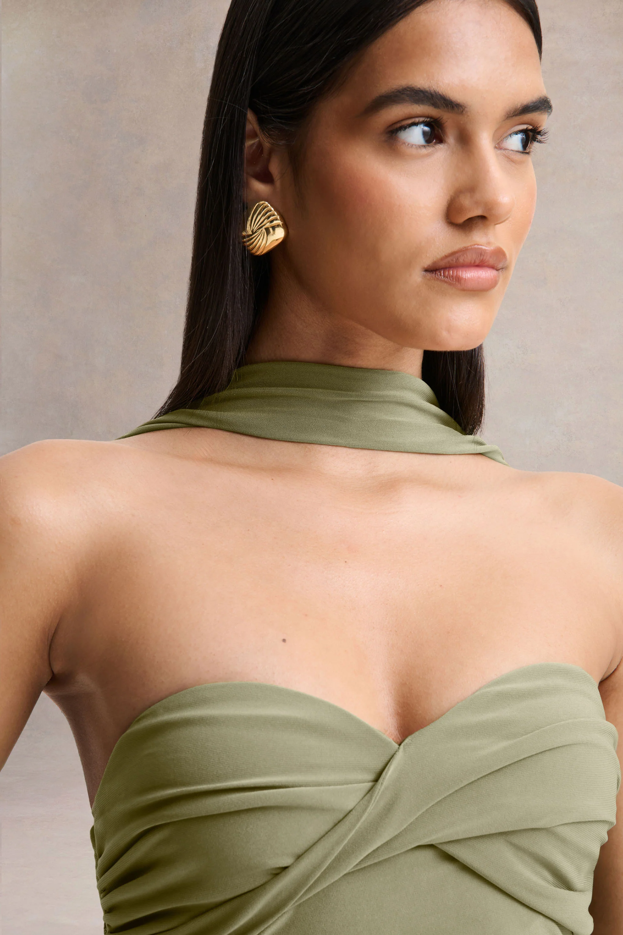 Sheila | Robe longue olive à décolleté bandeau avec détail écharpe - Image 6