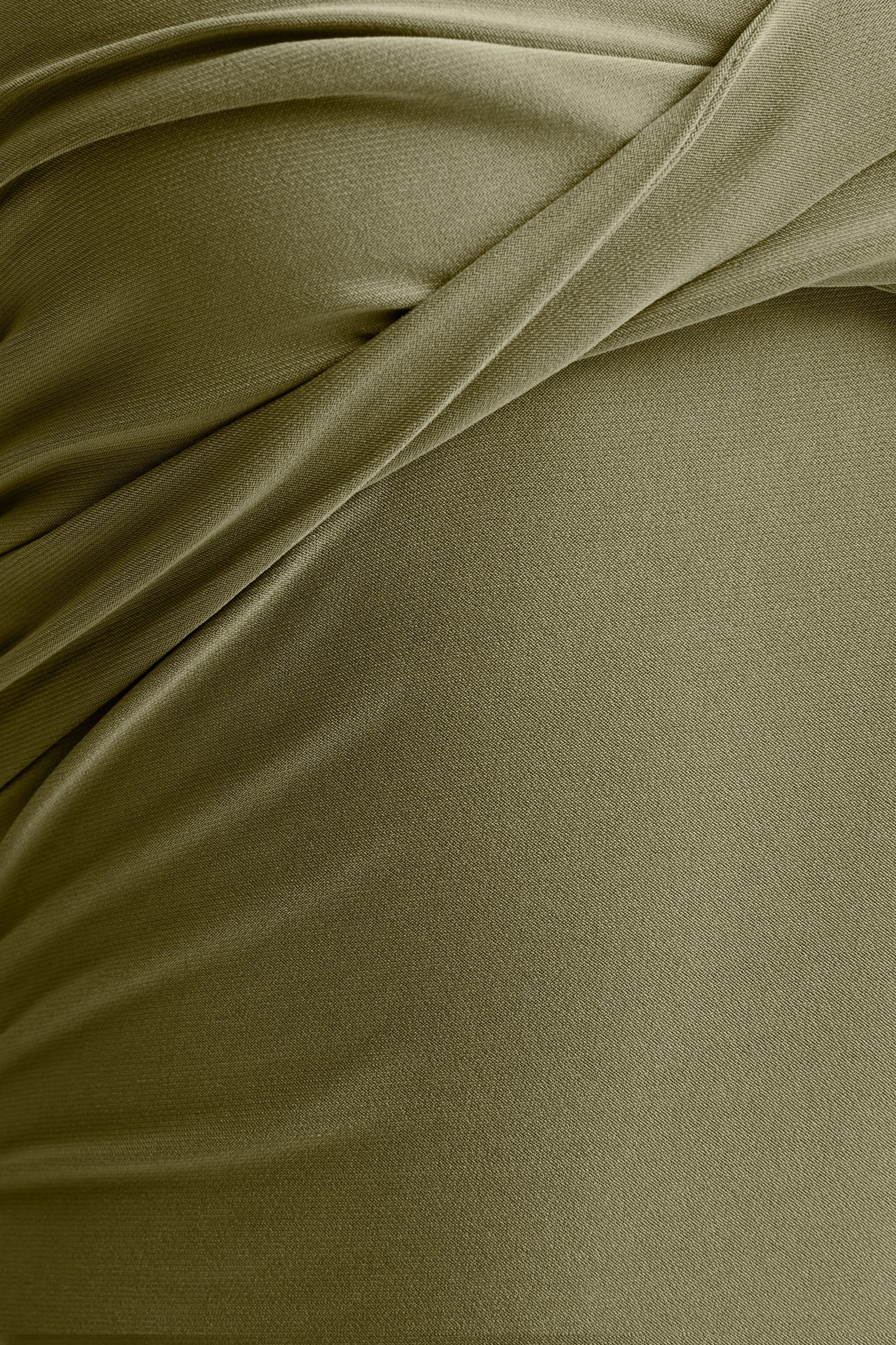 Sheila | Robe longue olive à décolleté bandeau avec détail écharpe - Image 7