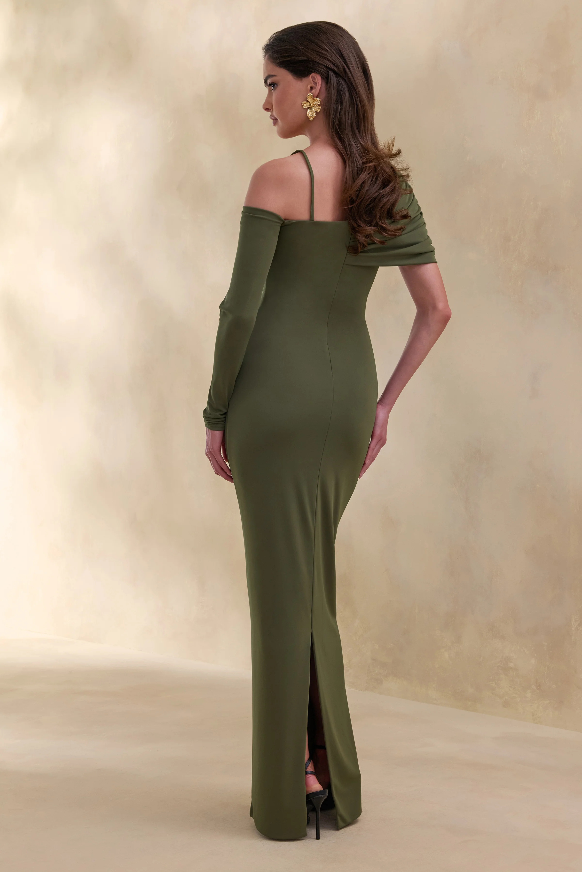 Silvaria | Robe longue olive à encolure asymétrique torsadée - Image 2