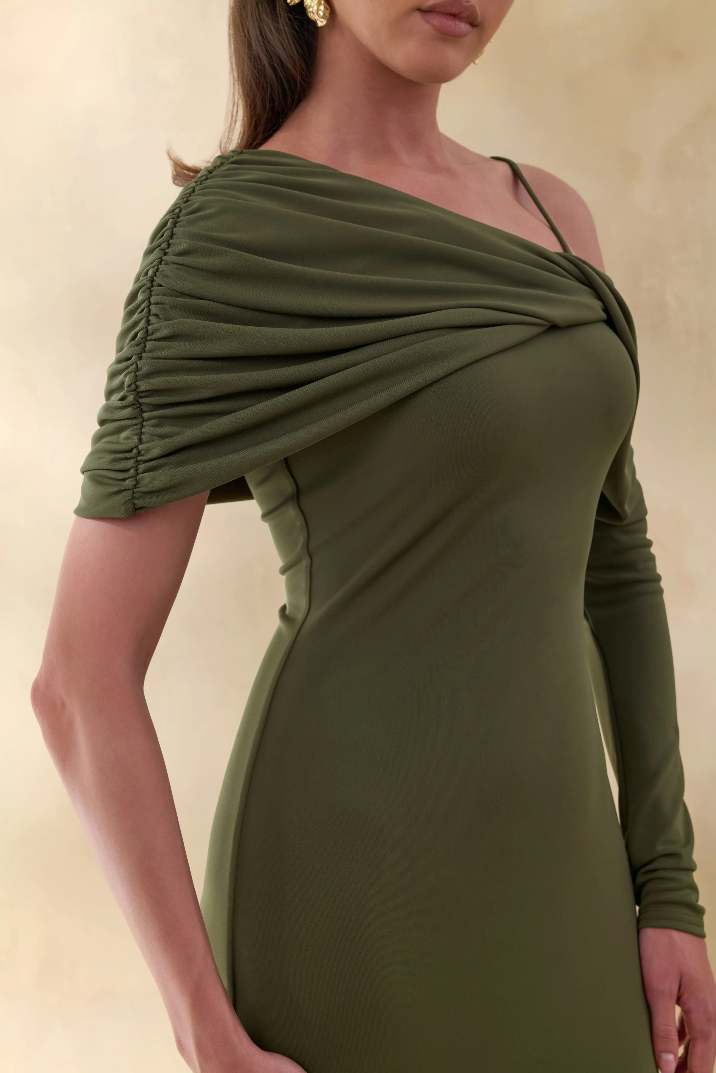 Silvaria | Robe longue olive à encolure asymétrique torsadée - Image 4