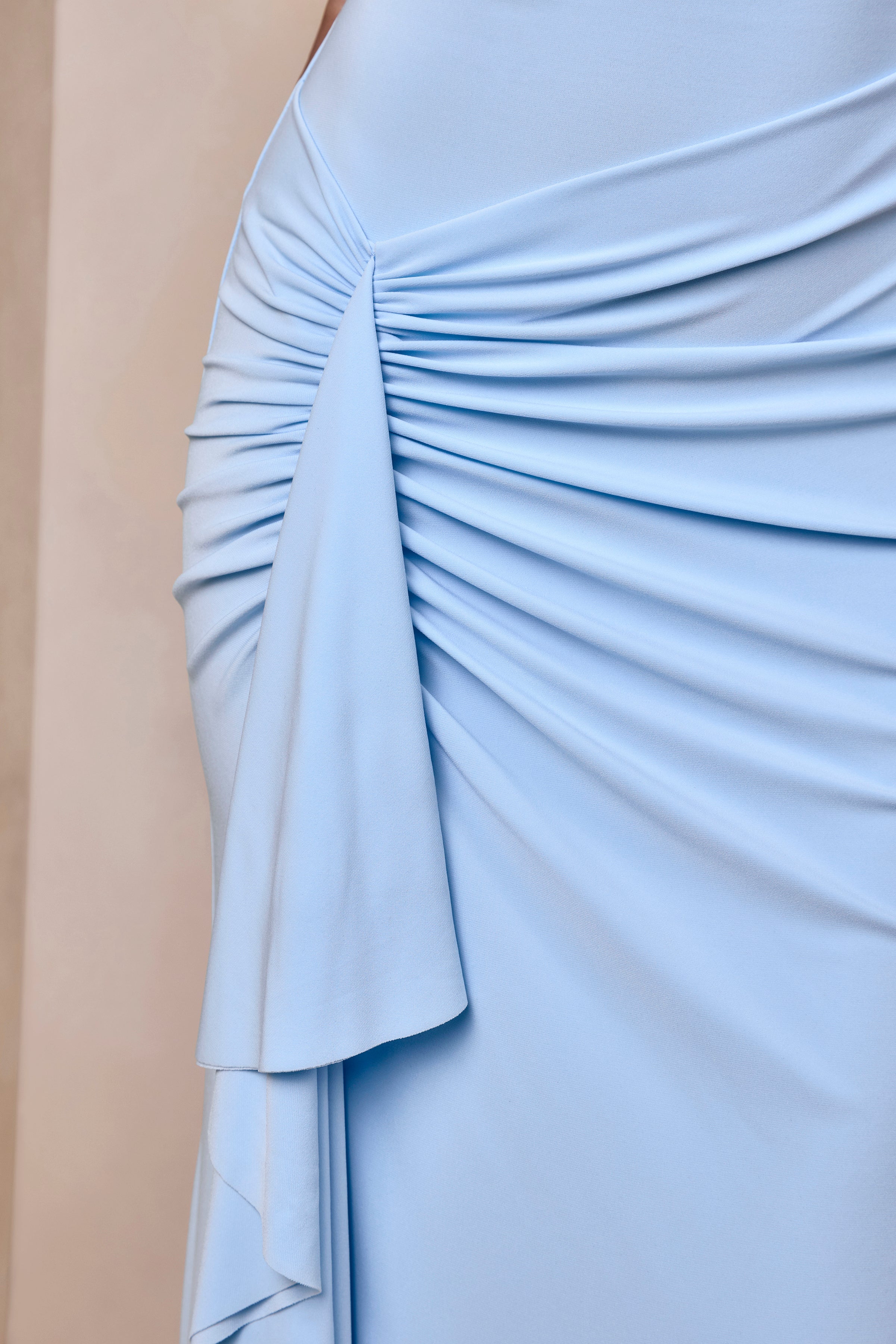 Siora | Robe longue bleu poudré à encolure asymétrique avec détails drapés - Image 6