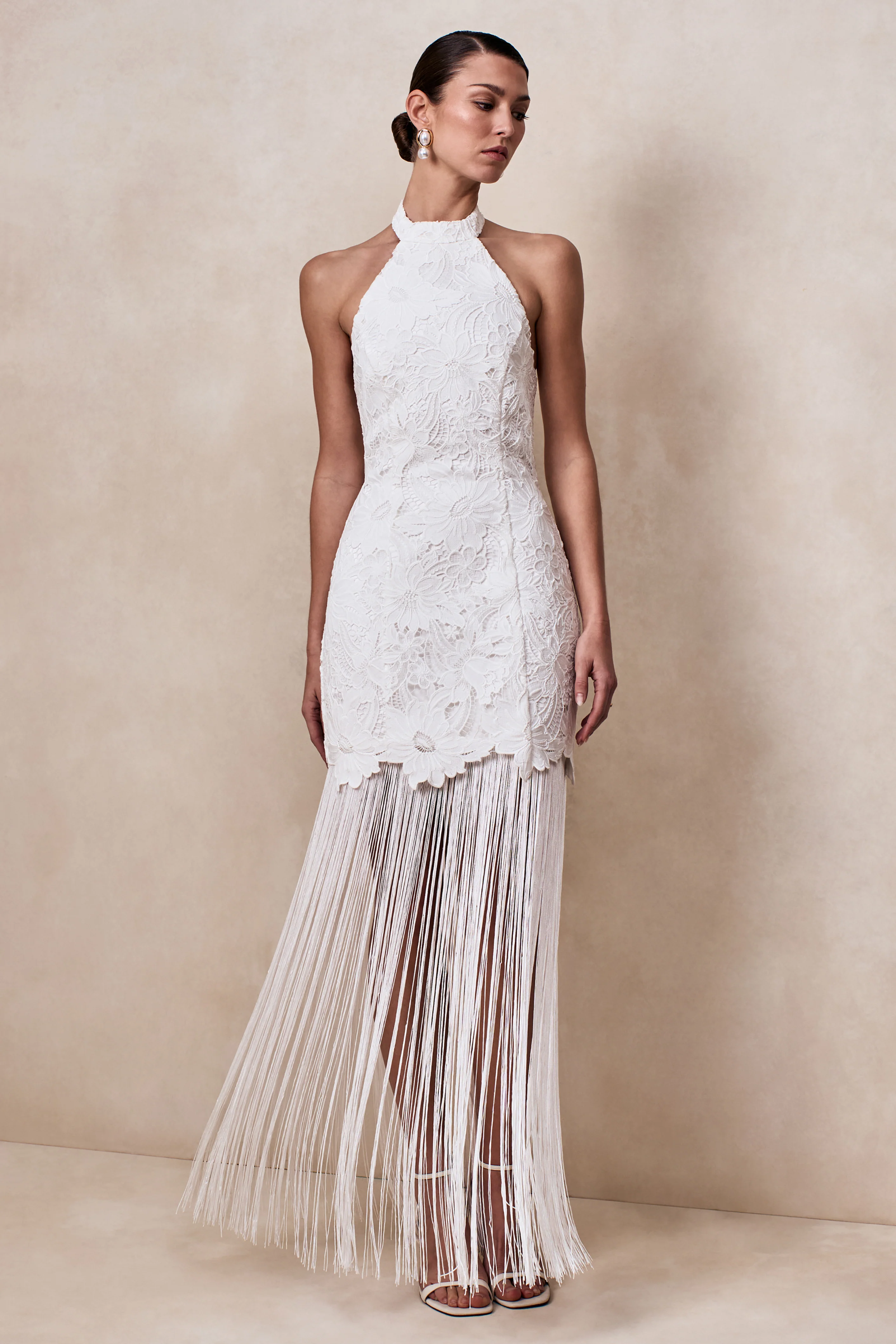 Skylar | Robe longue blanche en dentelle à encolure dos-nu avec dos ouvert et détail nœud