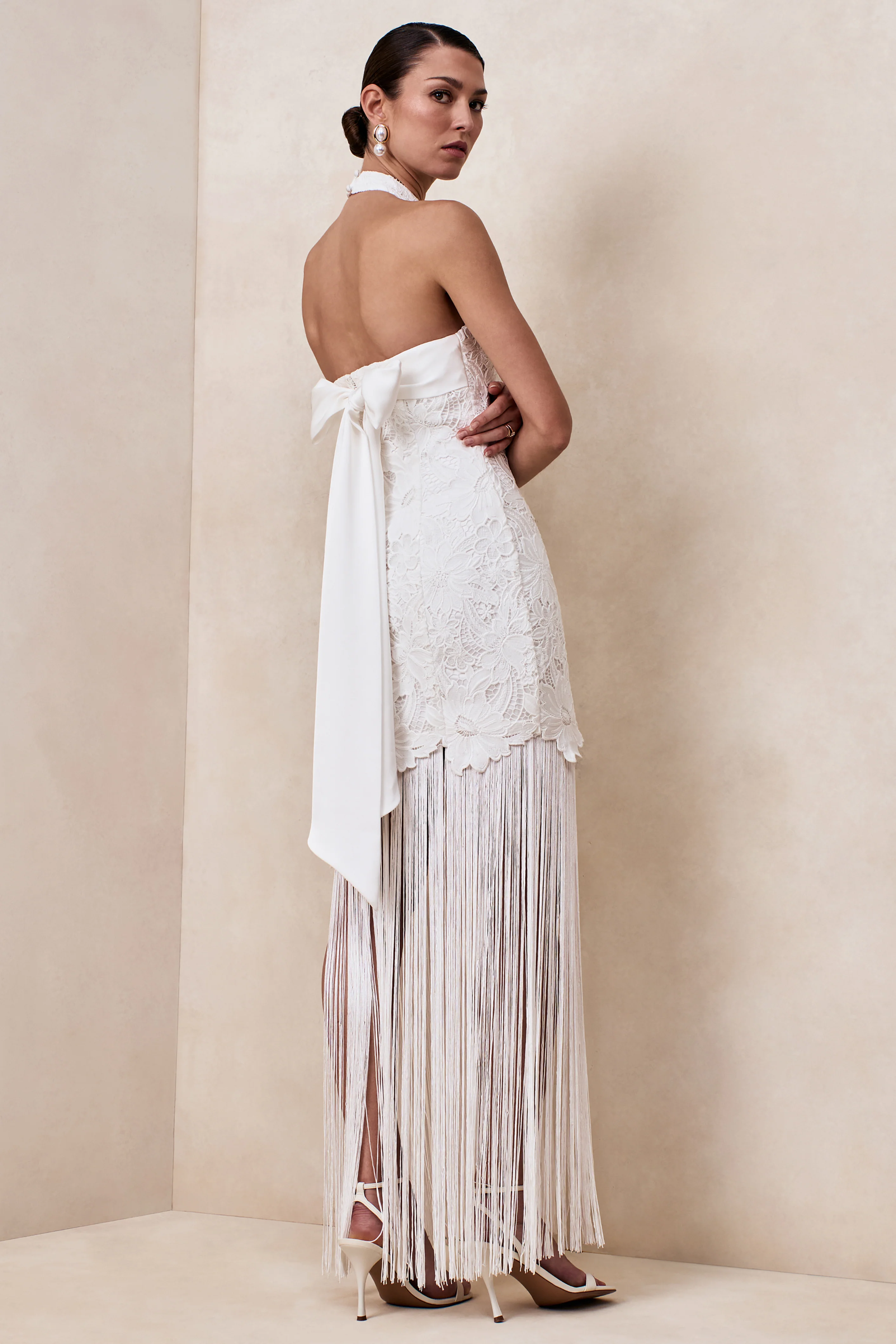 Skylar | Robe longue blanche en dentelle à encolure dos-nu avec dos ouvert et détail nœud - Image 2
