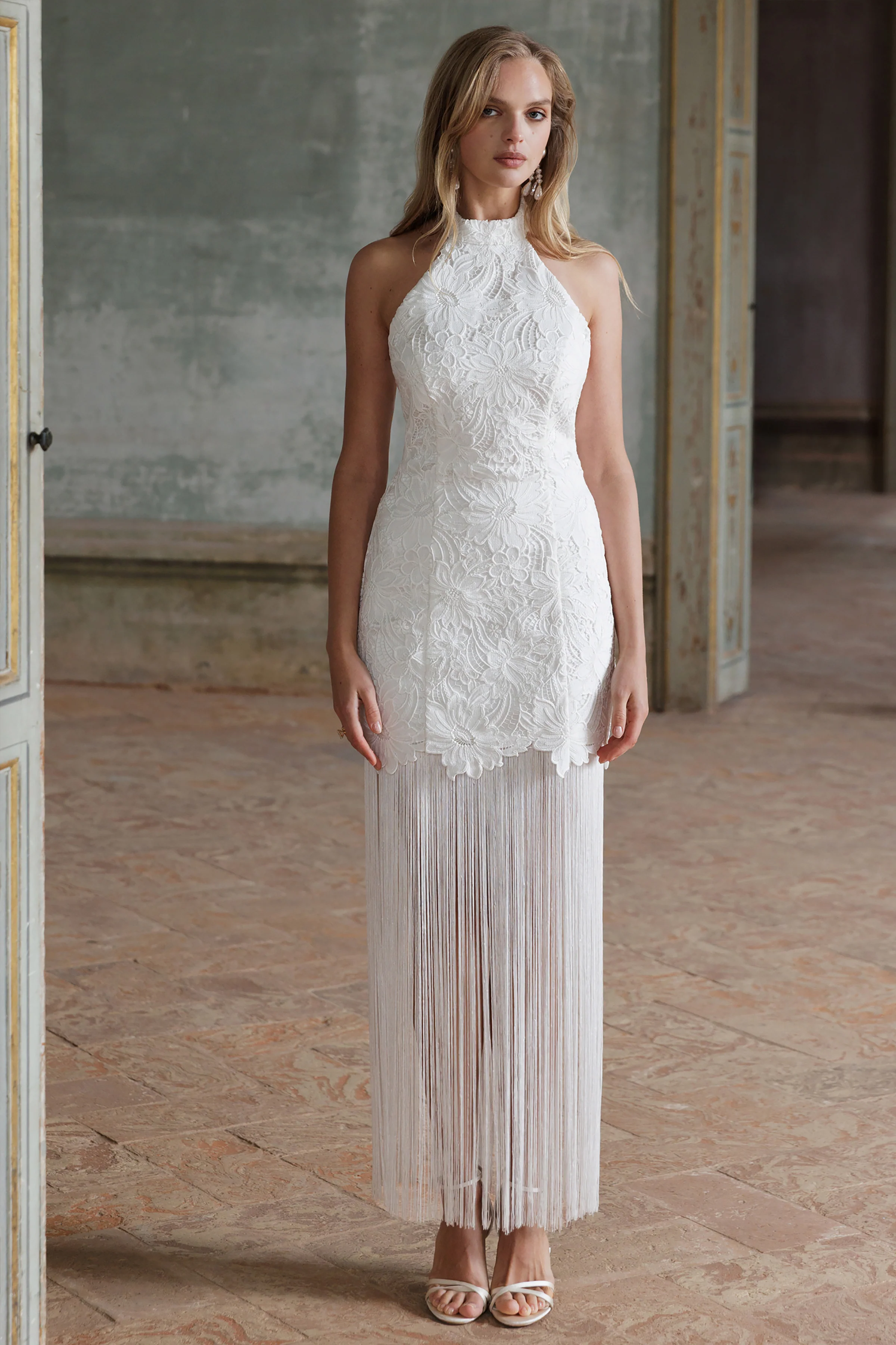 Skylar | Robe longue blanche en dentelle à encolure dos-nu avec dos ouvert et détail nœud - Image 8