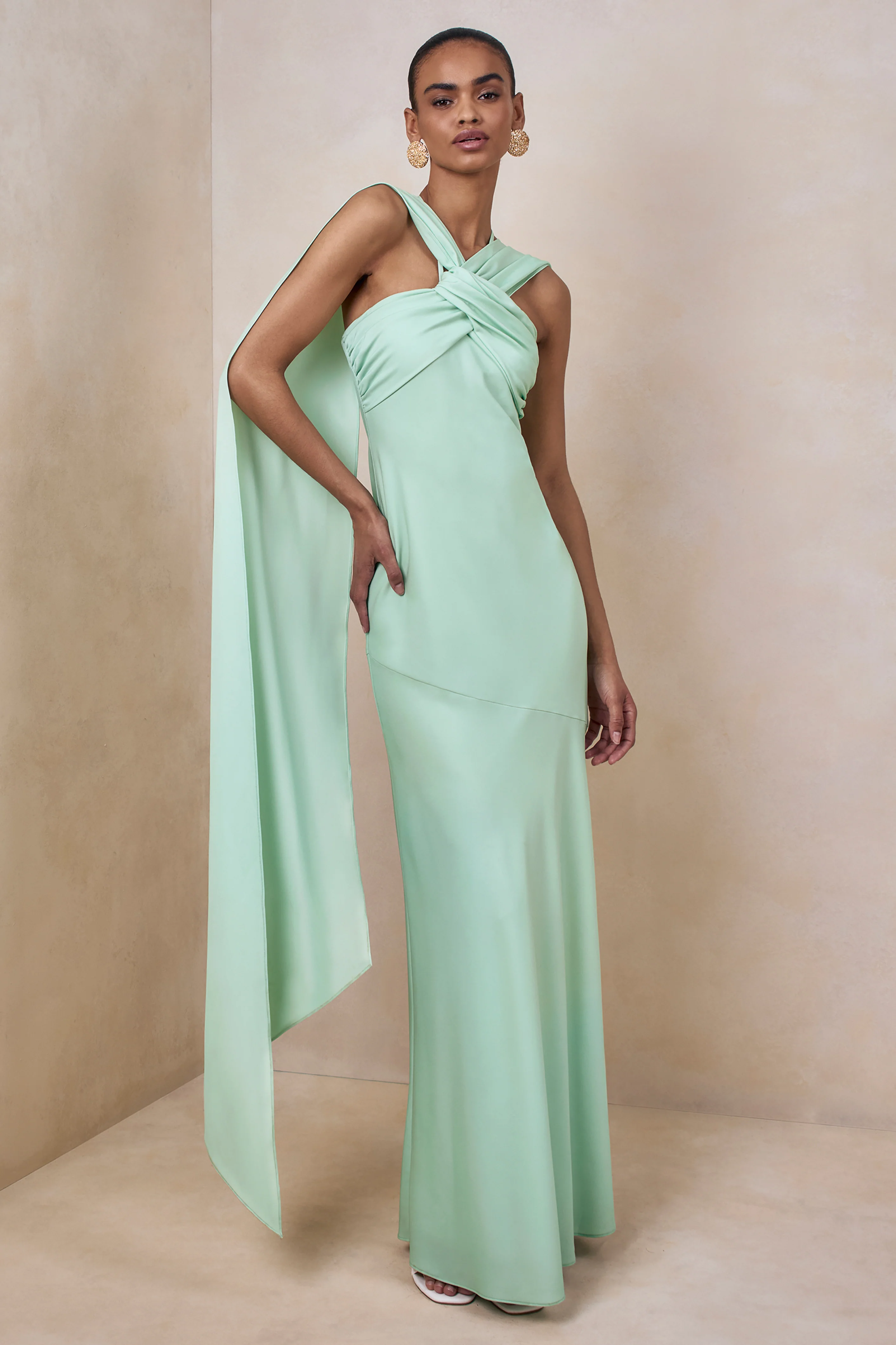 Sloane | Robe longue en satin mat menthe à encolure dos nu avec cape - Image 2