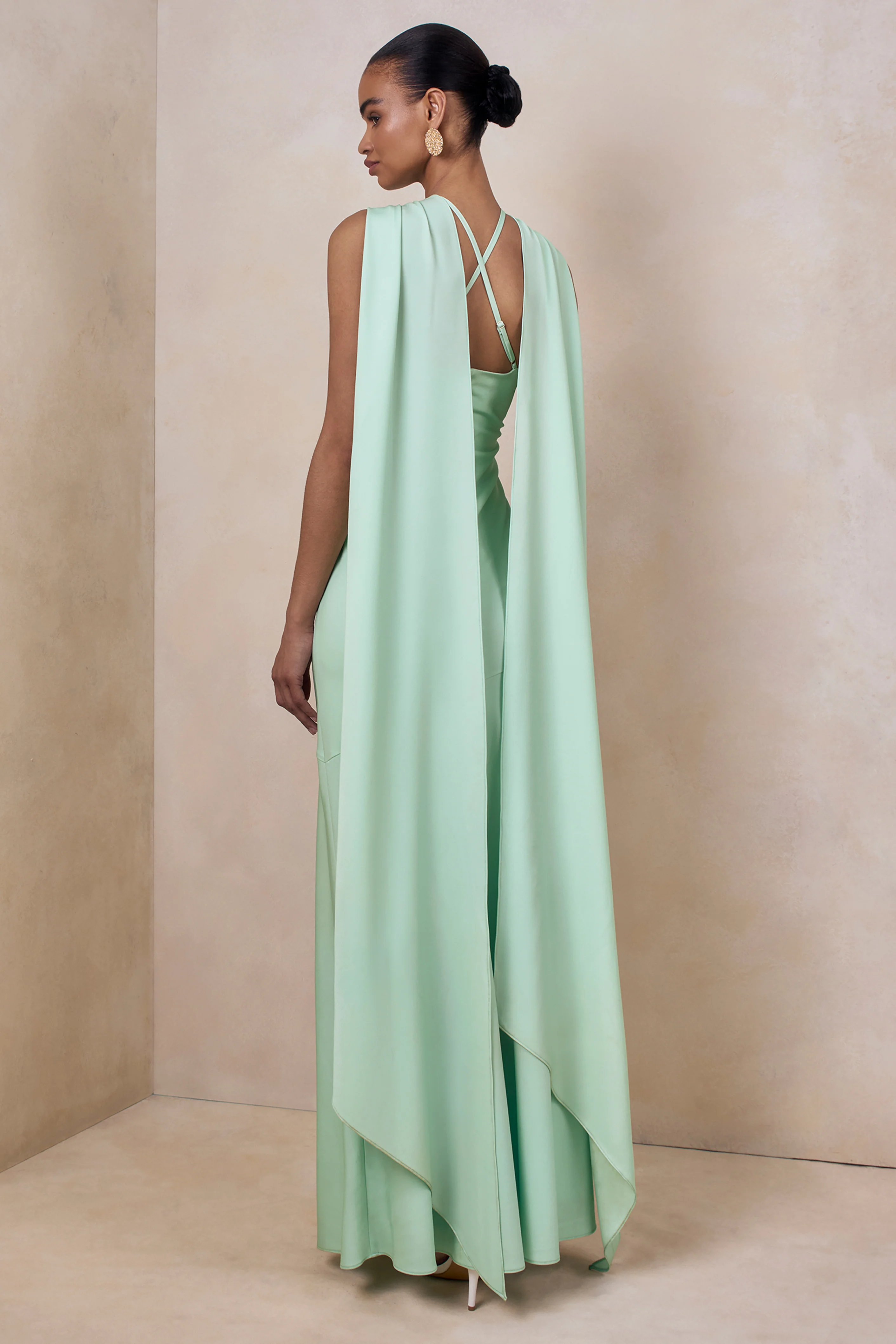 Sloane | Robe longue en satin mat menthe à encolure dos nu avec cape - Image 3
