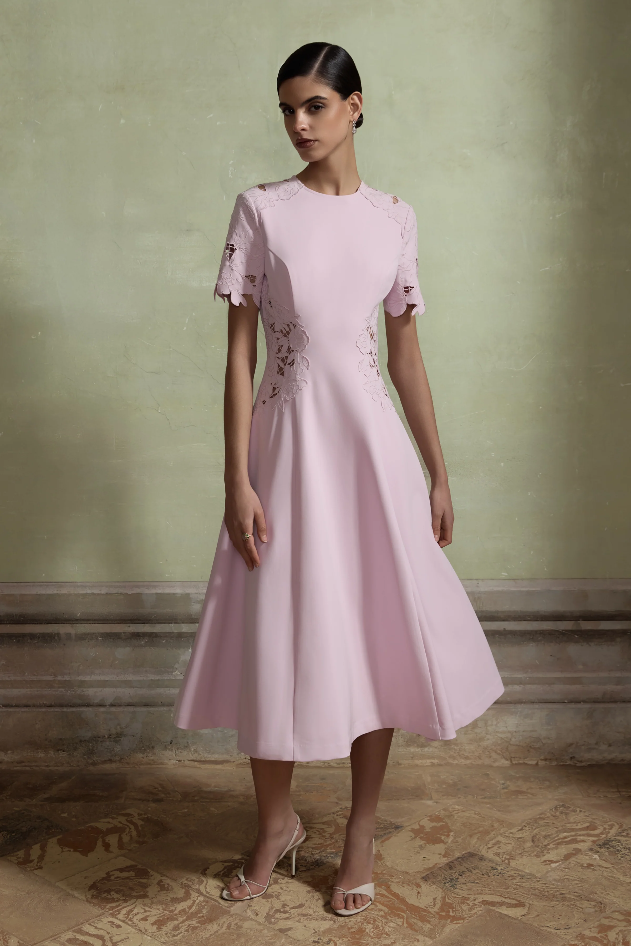 So Sweet | Robe mi-longue rose à col montant avec détails en crochet découpé