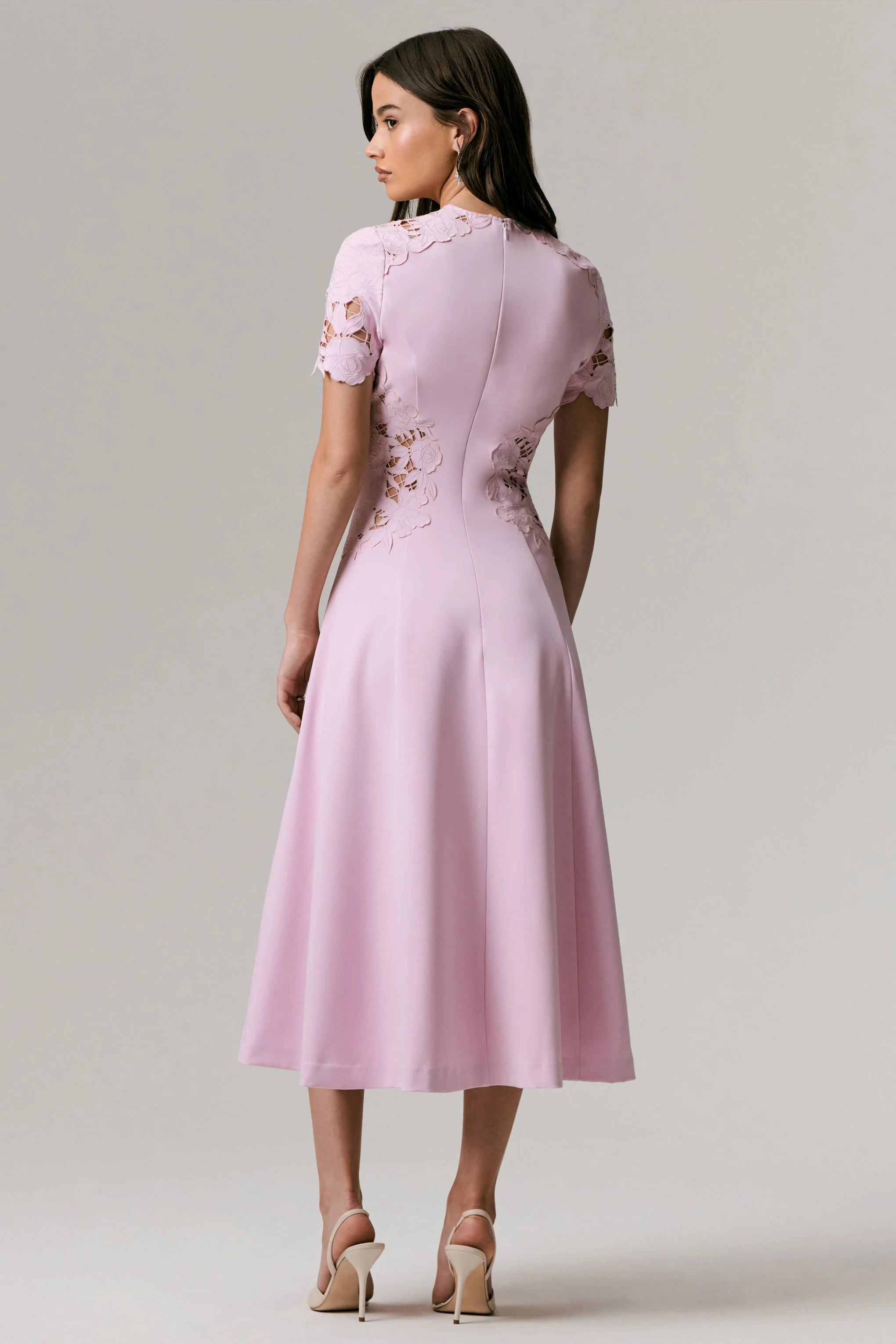 So Sweet | Robe mi-longue rose à col montant avec détails en crochet découpé - Image 4