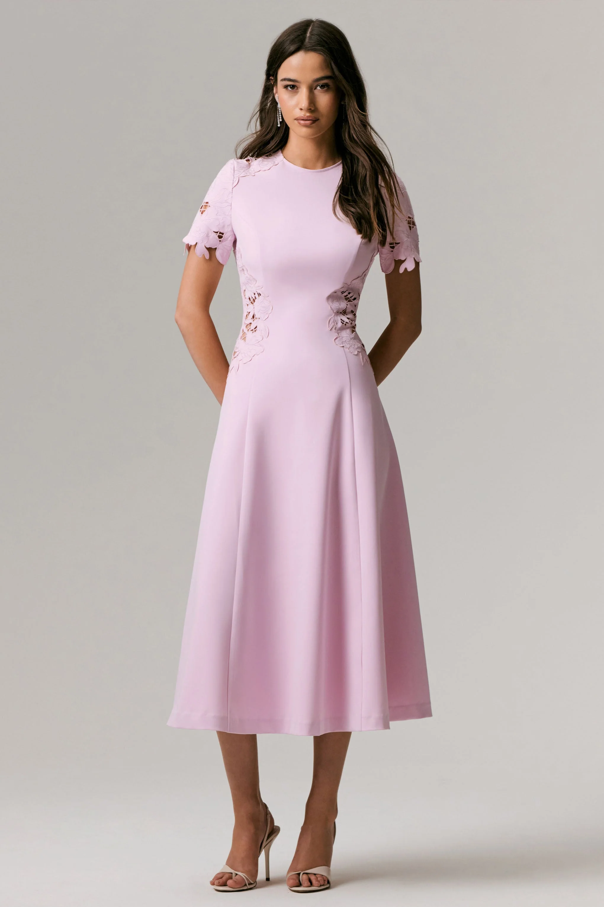 So Sweet | Robe mi-longue rose à col montant avec détails en crochet découpé - Image 7