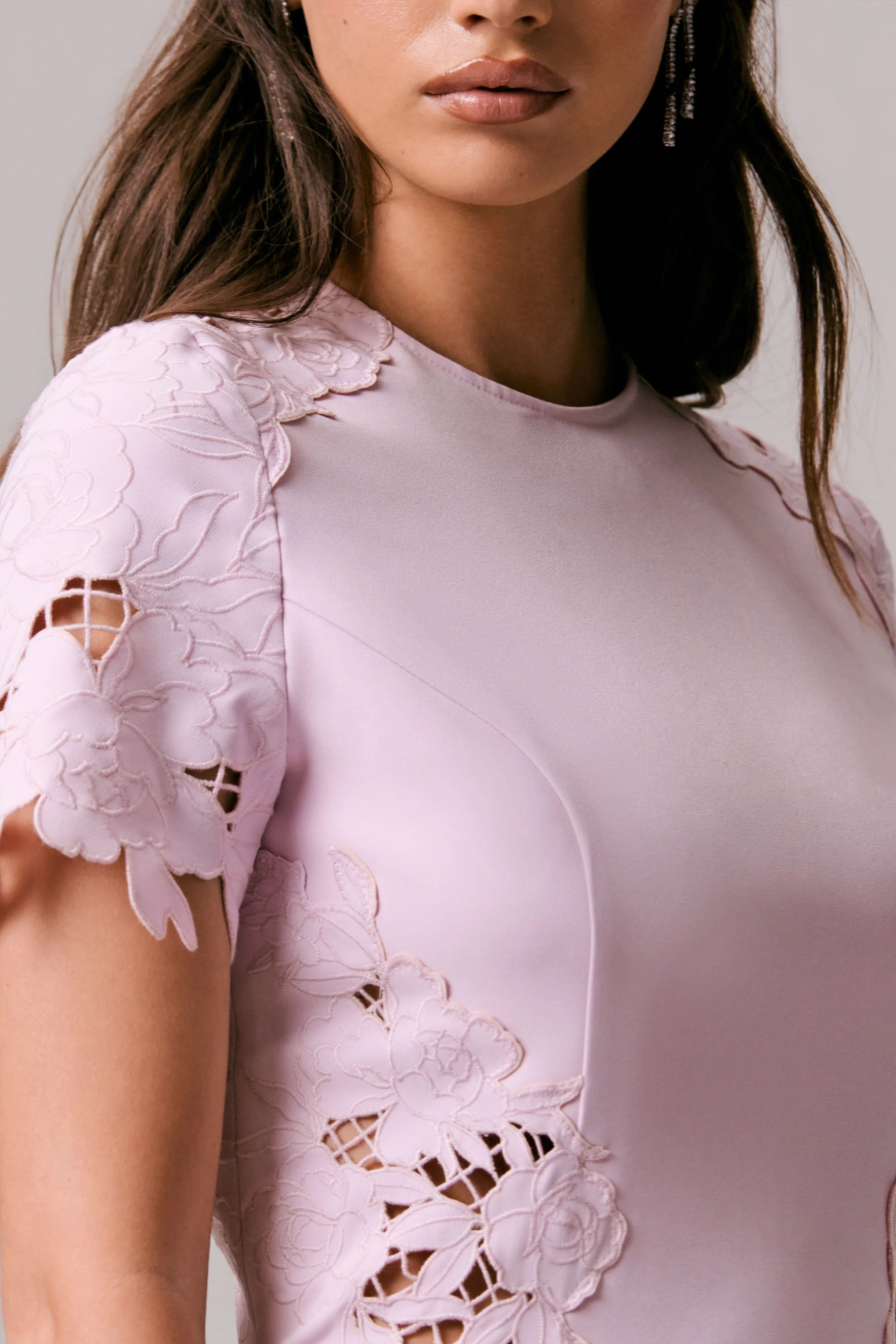 So Sweet | Robe mi-longue rose à col montant avec détails en crochet découpé - Image 8