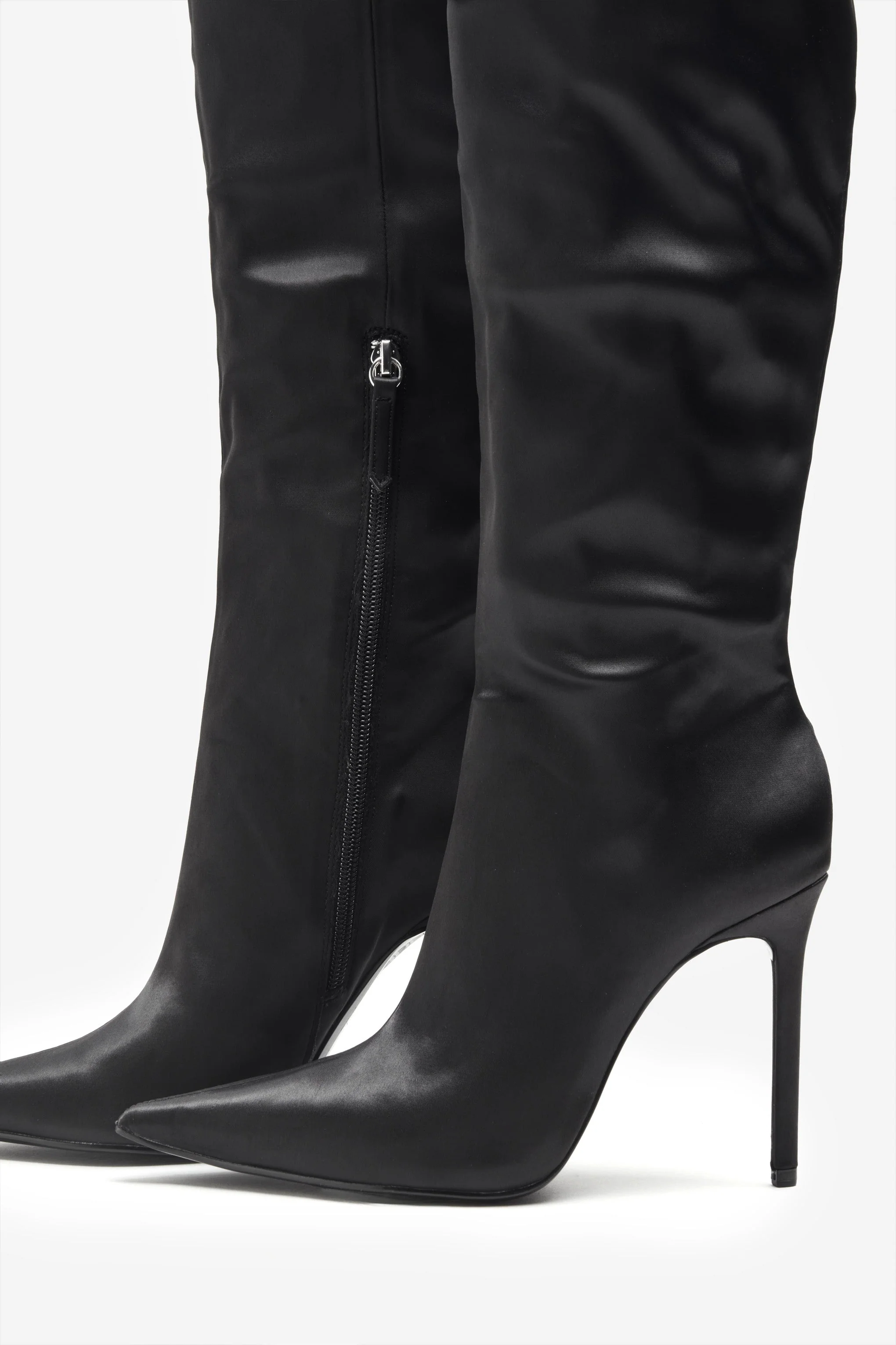Soho | Bottes noires en satin à bouts pointus et bordure de plumes - Image 10