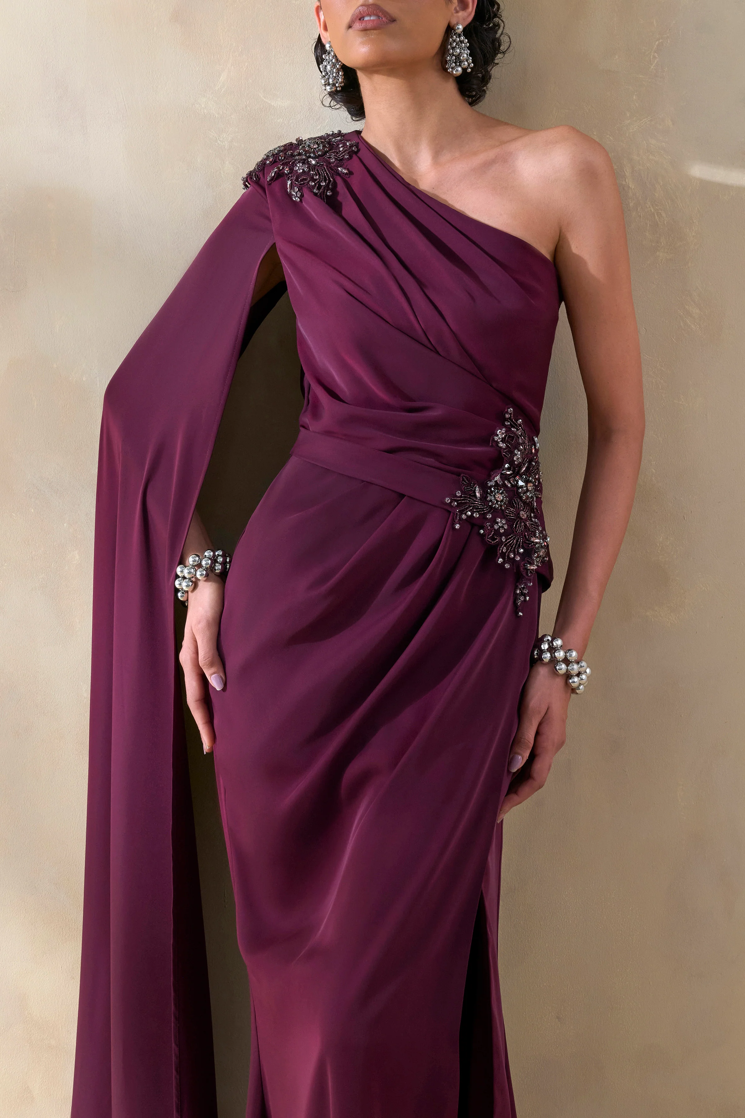 Solace | Robe Longue Prune Foncée à Encolure Asymétrique avec Fente Haute sur le Devant - Image 3