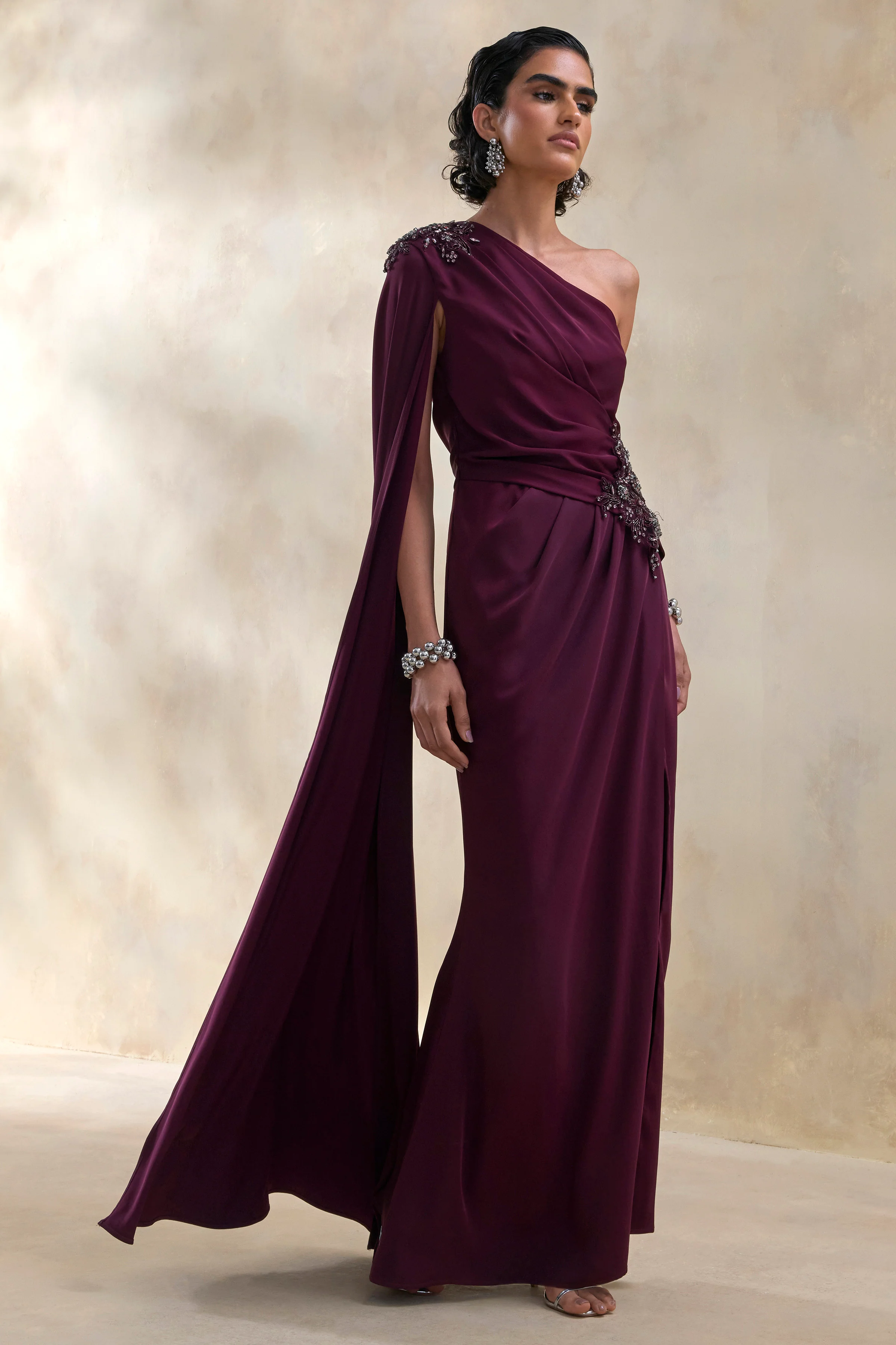 Solace | Robe Longue Prune Foncée à Encolure Asymétrique avec Fente Haute sur le Devant - Image 4
