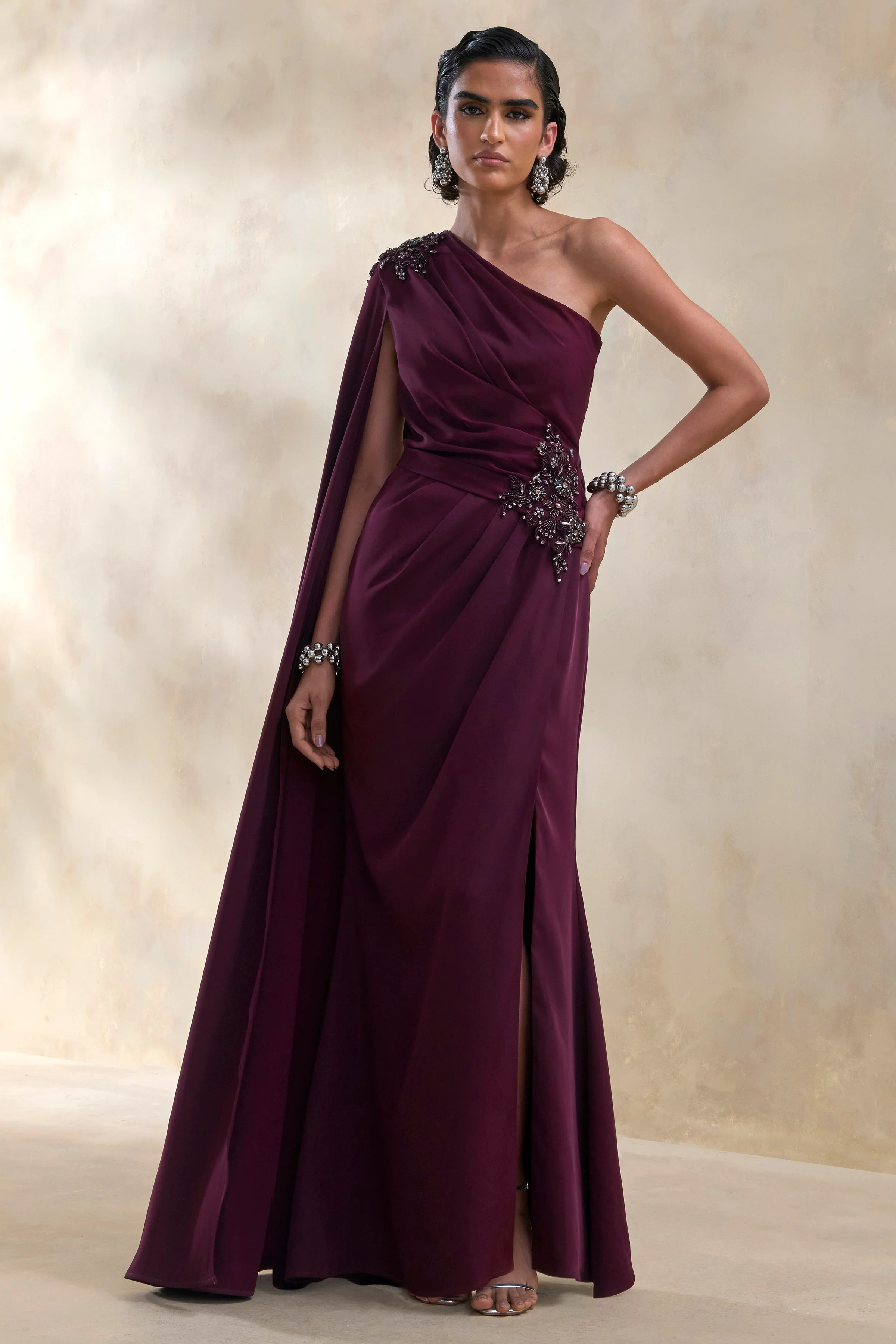 Solace | Robe Longue Prune Foncée à Encolure Asymétrique avec Fente Haute sur le Devant - Image 5