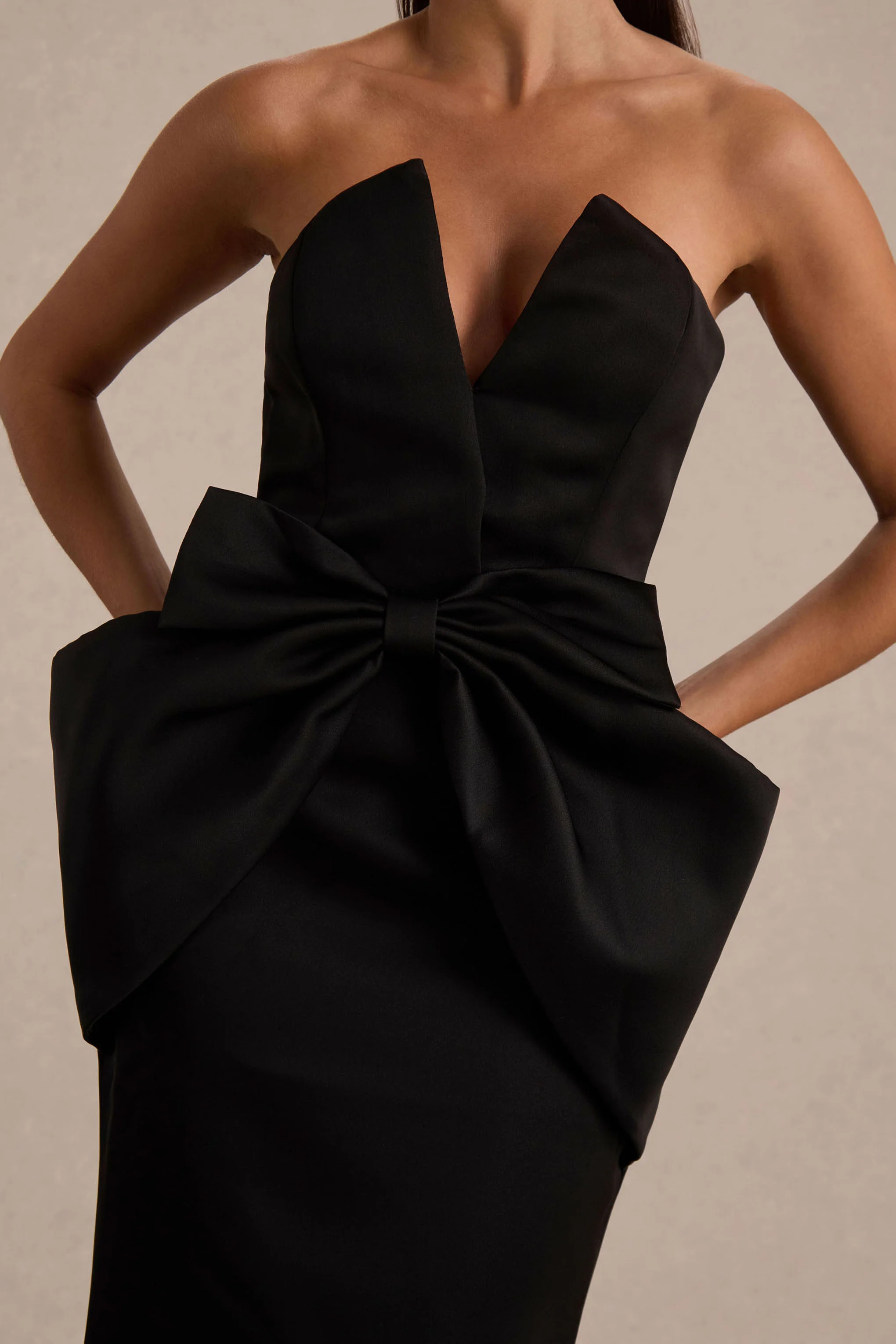 Sonata | Robe longue bustier en satin noir avec jupe tulipe - Image 5
