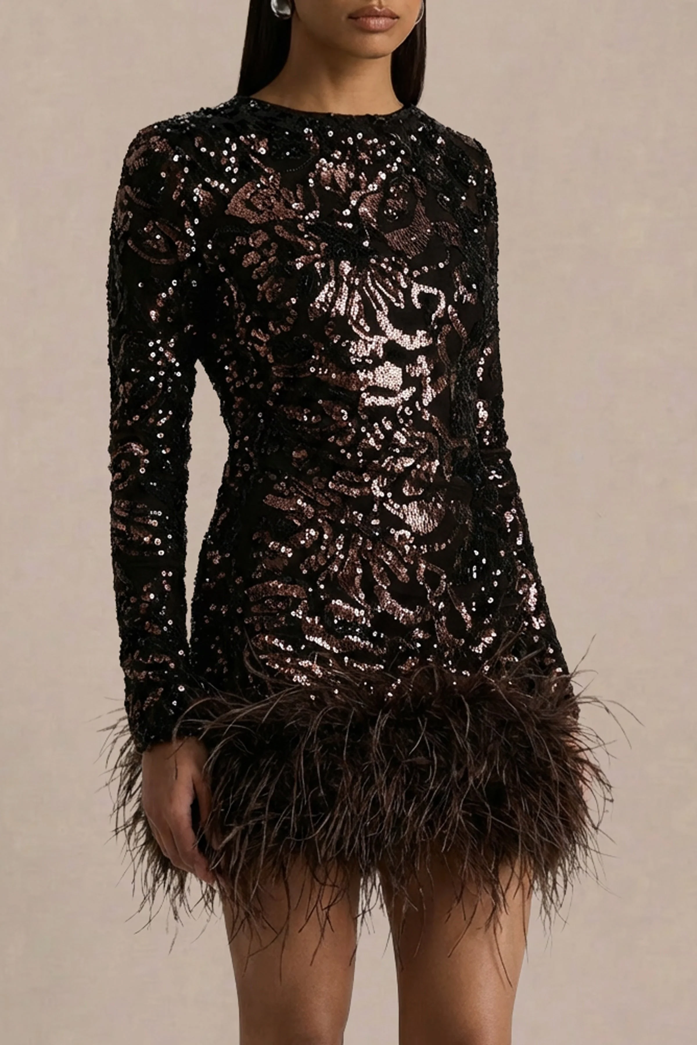 Stardust | Mini-robe en velours à sequins marron à col rond avec finition en plumes - Image 5