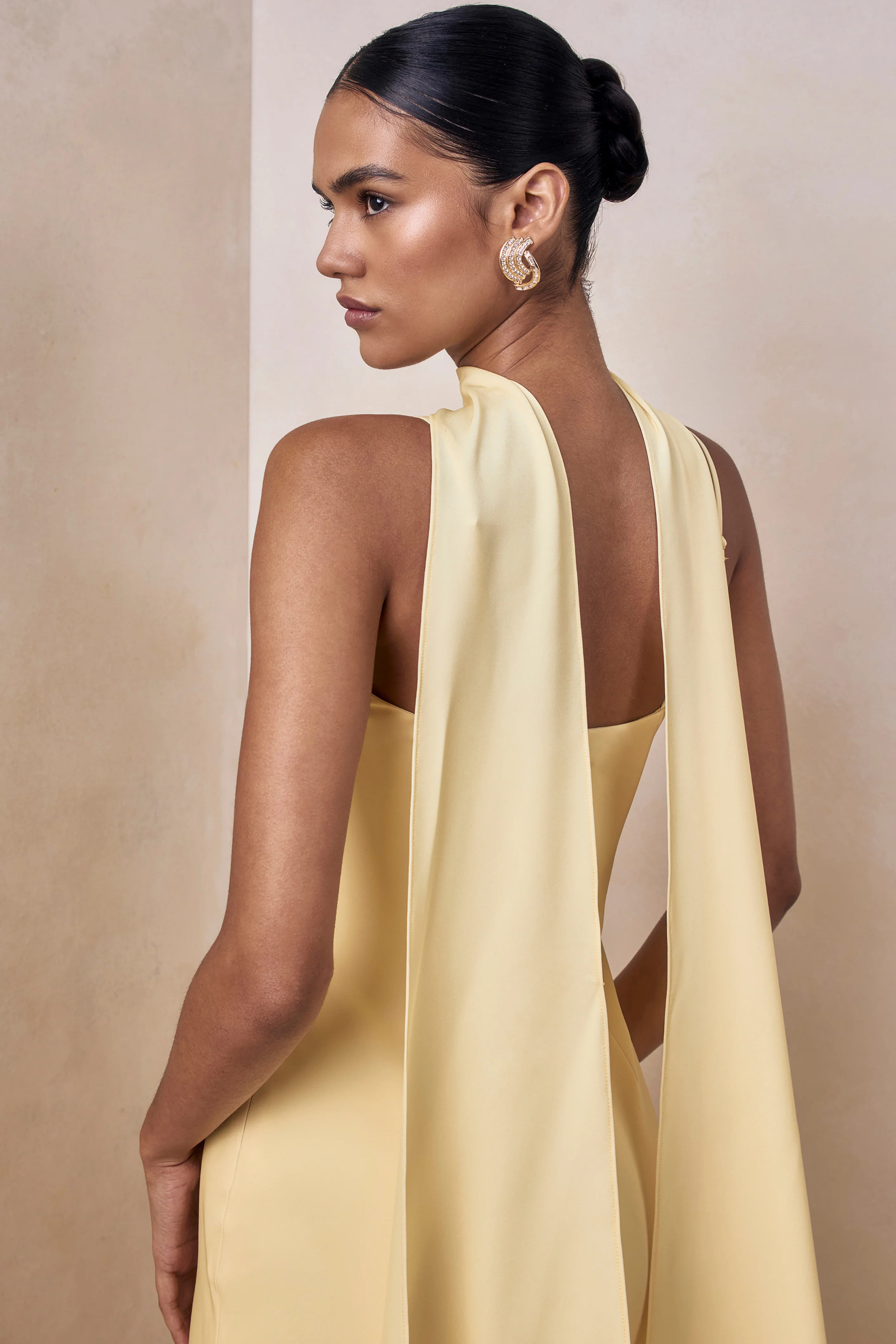 Starling | Robe longue en satin citron à décolleté plongeant avec détail d’écharpe - Image 3