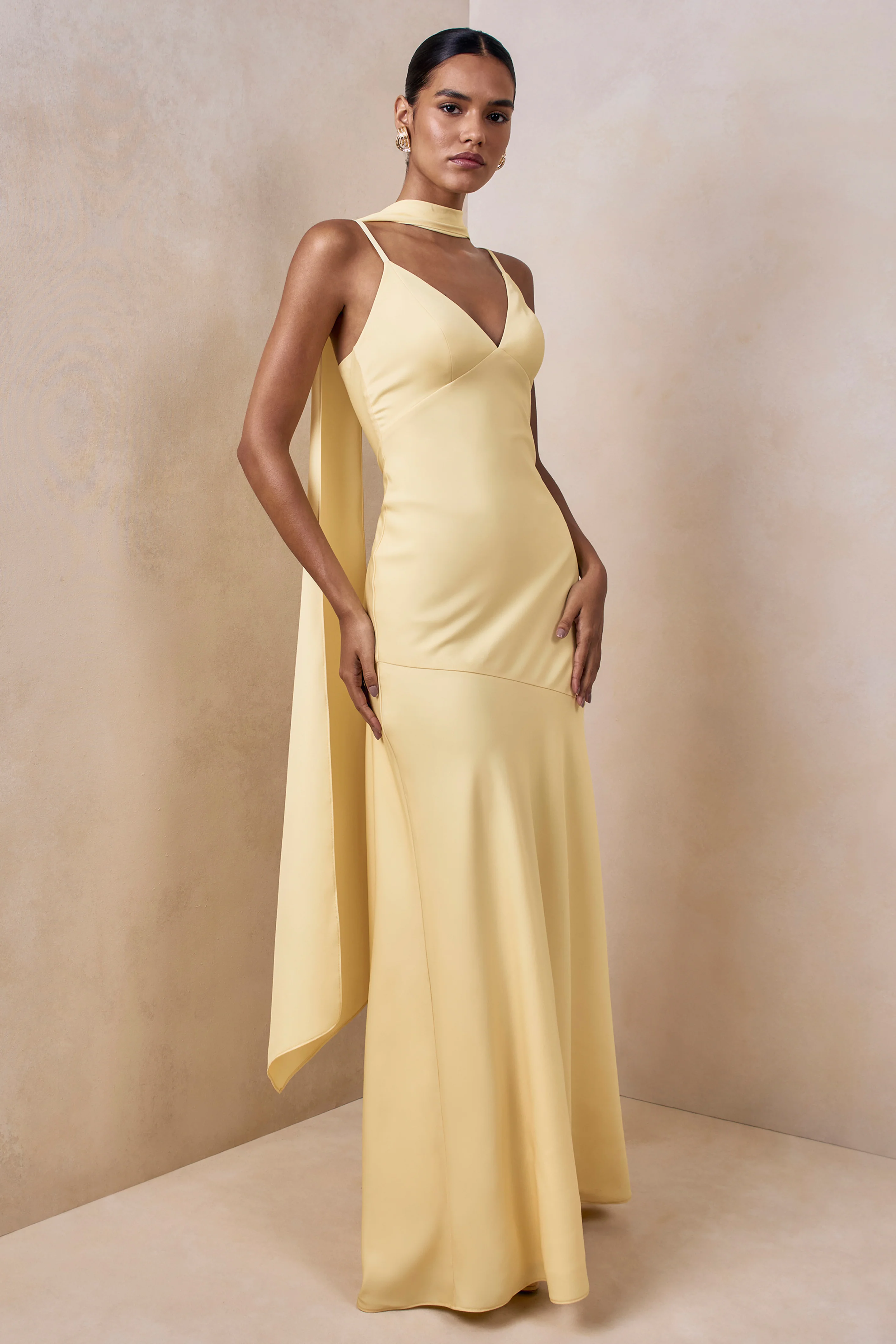 Starling | Robe longue en satin citron à décolleté plongeant avec détail d’écharpe - Image 4