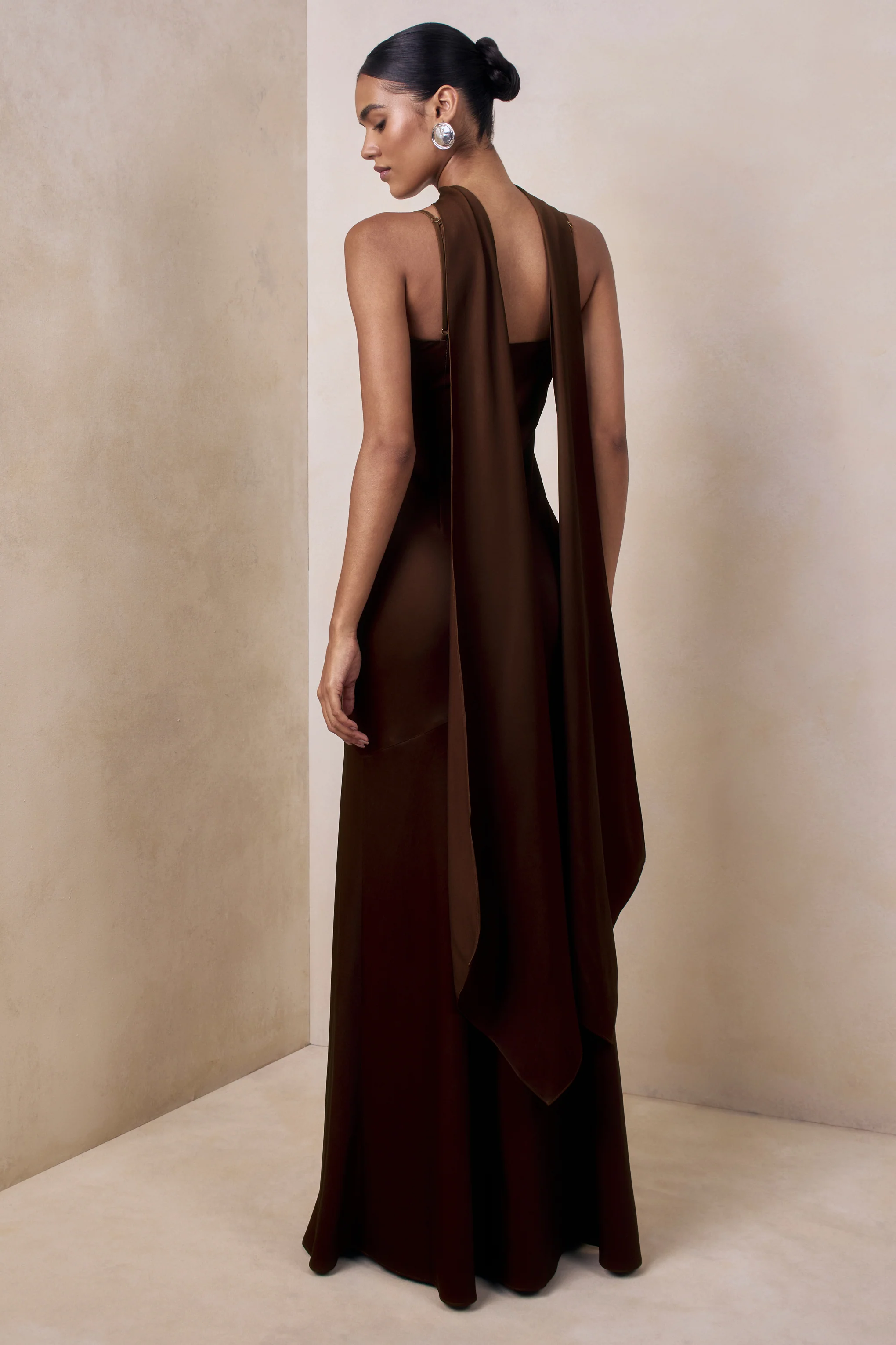 Starling | Robe longue en satin marron à décolleté plongeant avec détail écharpe - Image 2