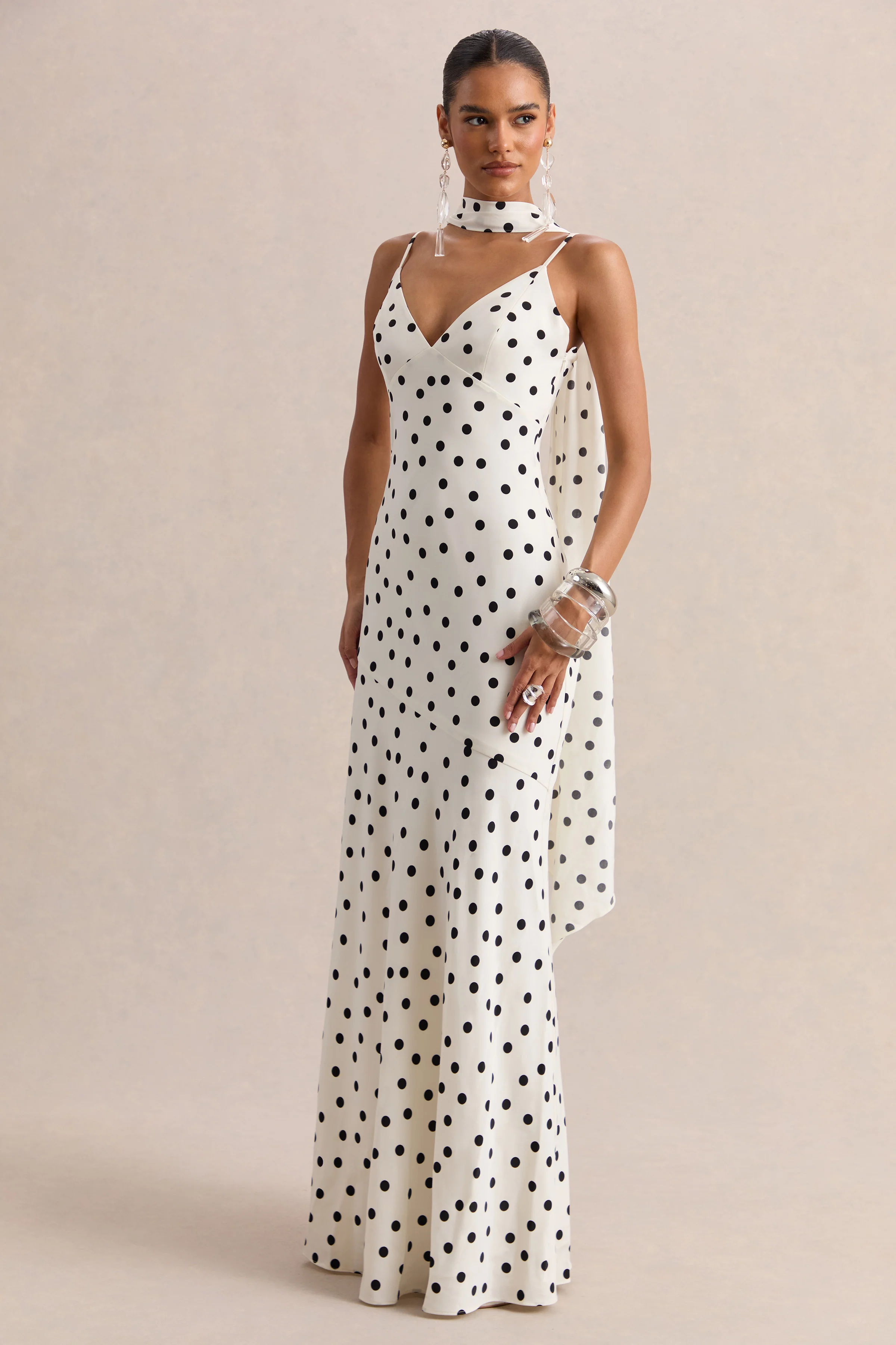 Starling | Robe longue en satin mat blanc à pois noirs à encolure plongeante avec détail écharpe