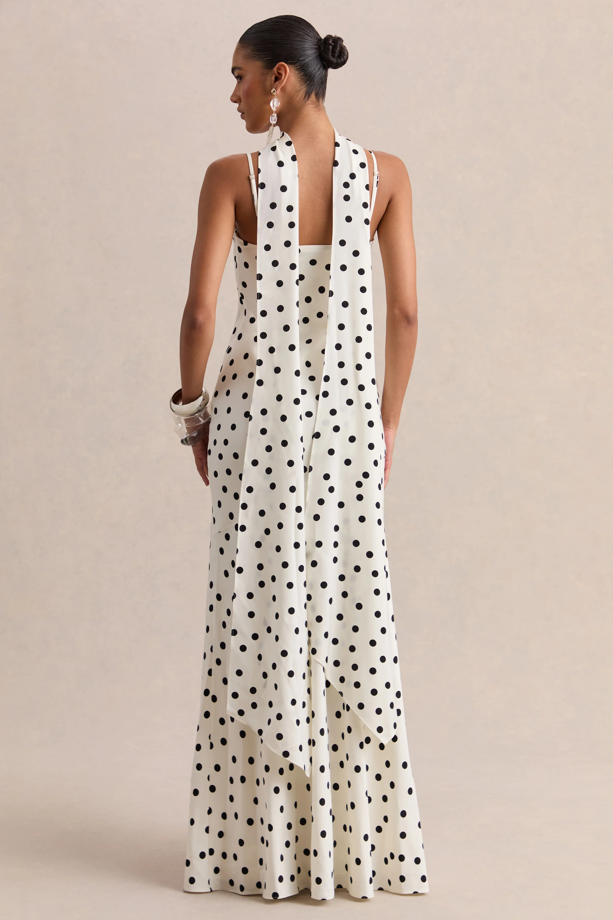 Starling | Robe longue en satin mat blanc à pois noirs à encolure plongeante avec détail écharpe - Image 2