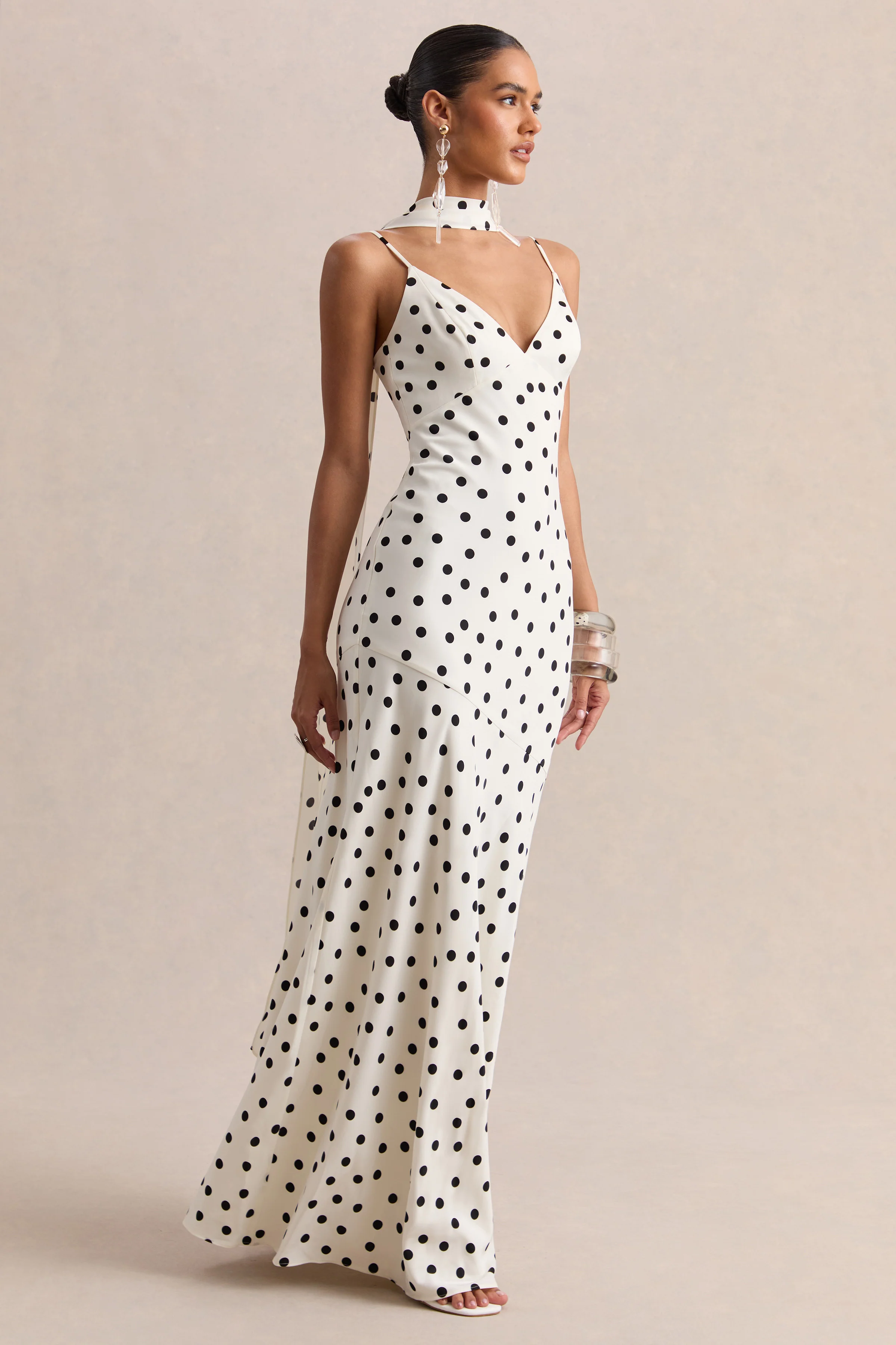 Starling | Robe longue en satin mat blanc à pois noirs à encolure plongeante avec détail écharpe - Image 4