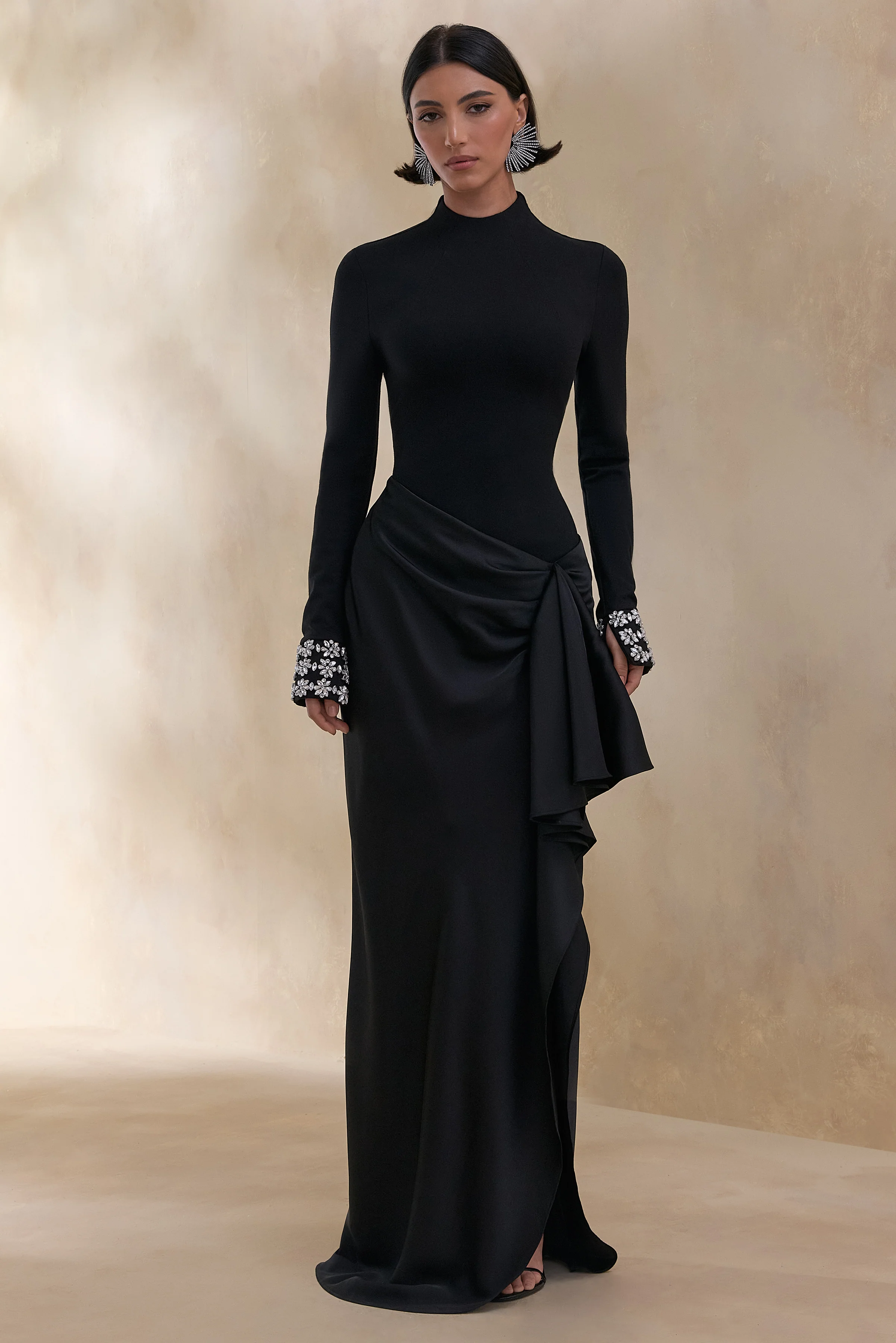 Starred | Robe longue noire à col montant avec jupe portefeuille en satin et poignets ornés