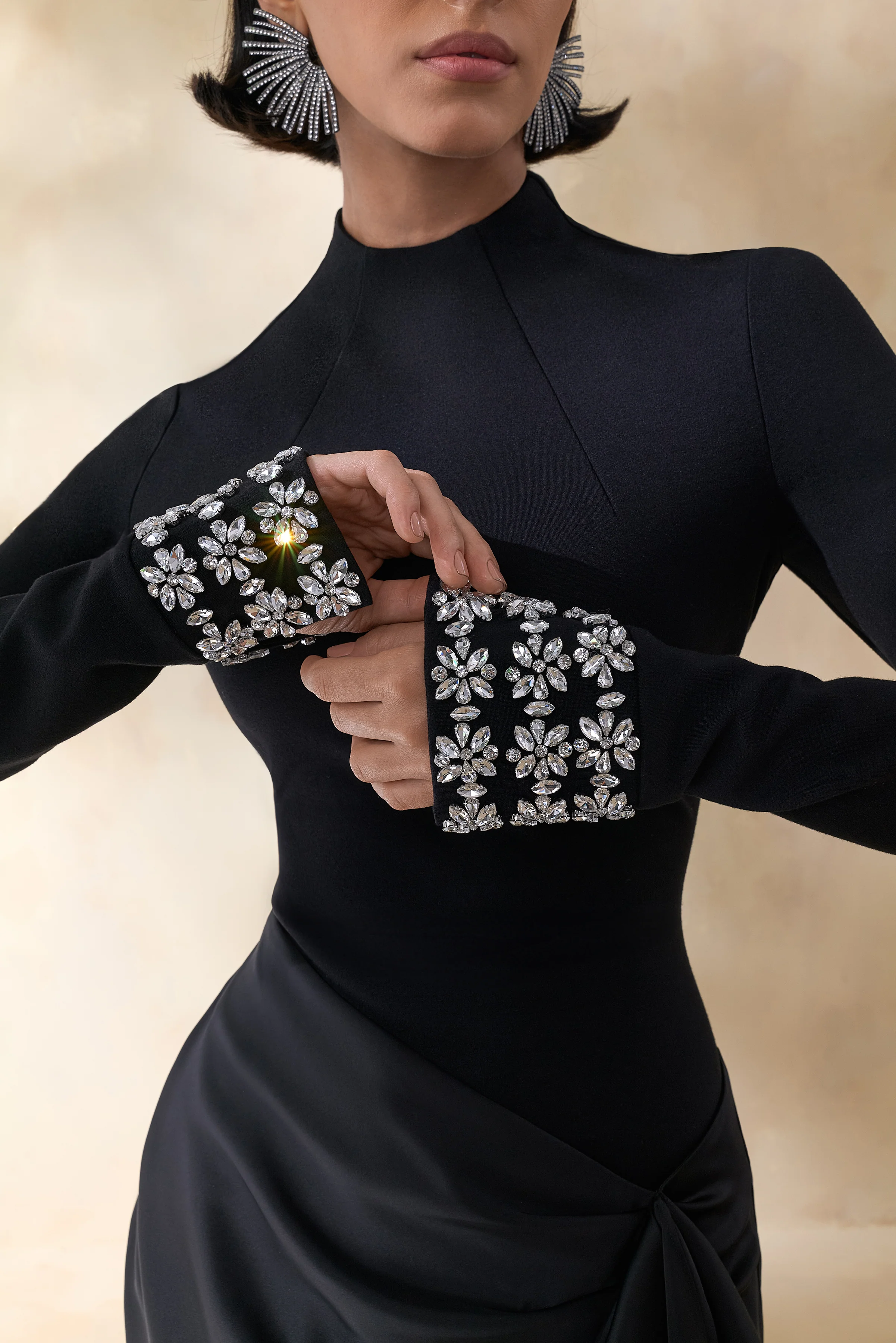 Starred | Robe longue noire à col montant avec jupe portefeuille en satin et poignets ornés - Image 3