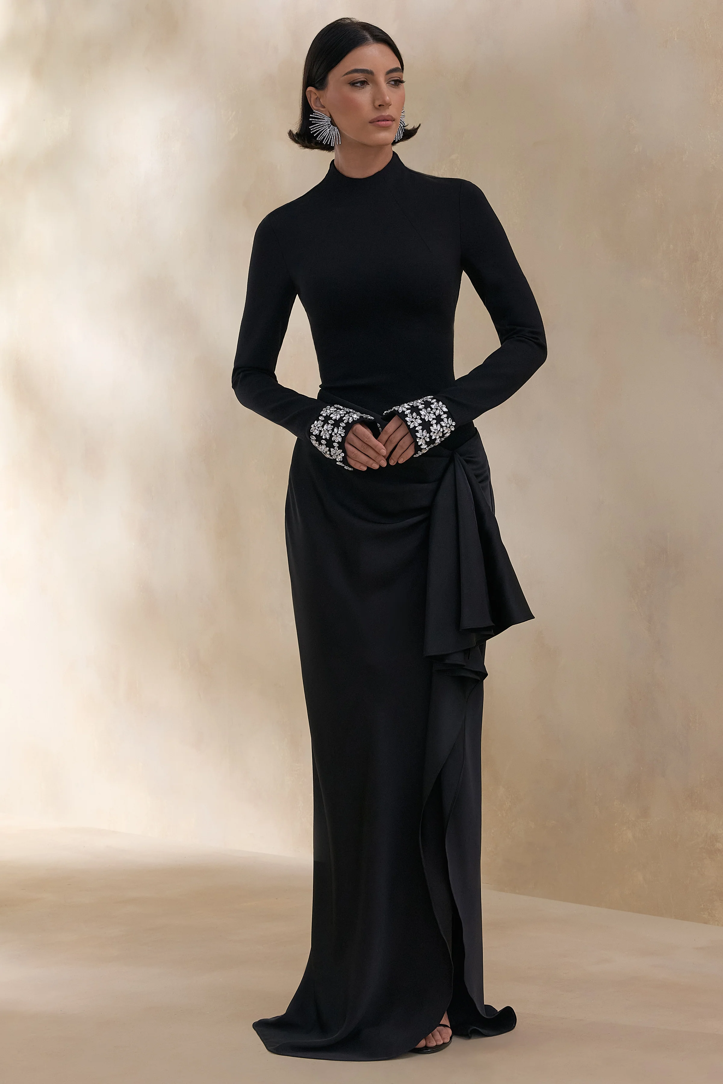 Starred | Robe longue noire à col montant avec jupe portefeuille en satin et poignets ornés - Image 5