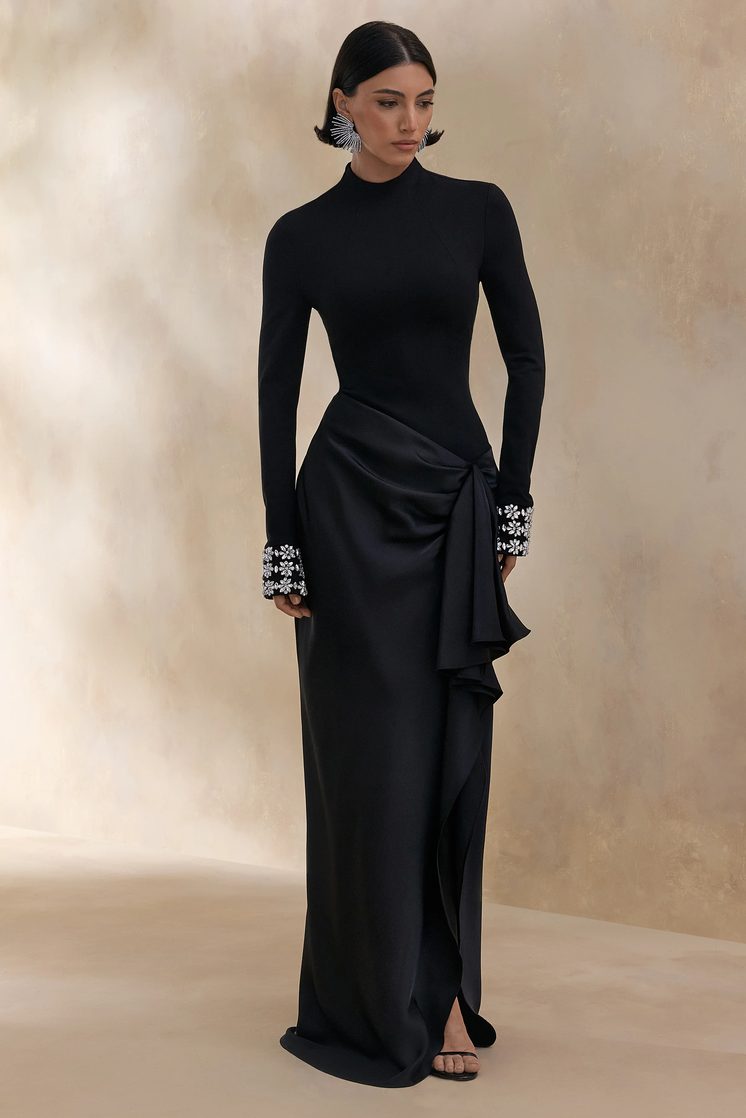 Starred | Robe longue noire à col montant avec jupe portefeuille en satin et poignets ornés - Image 6