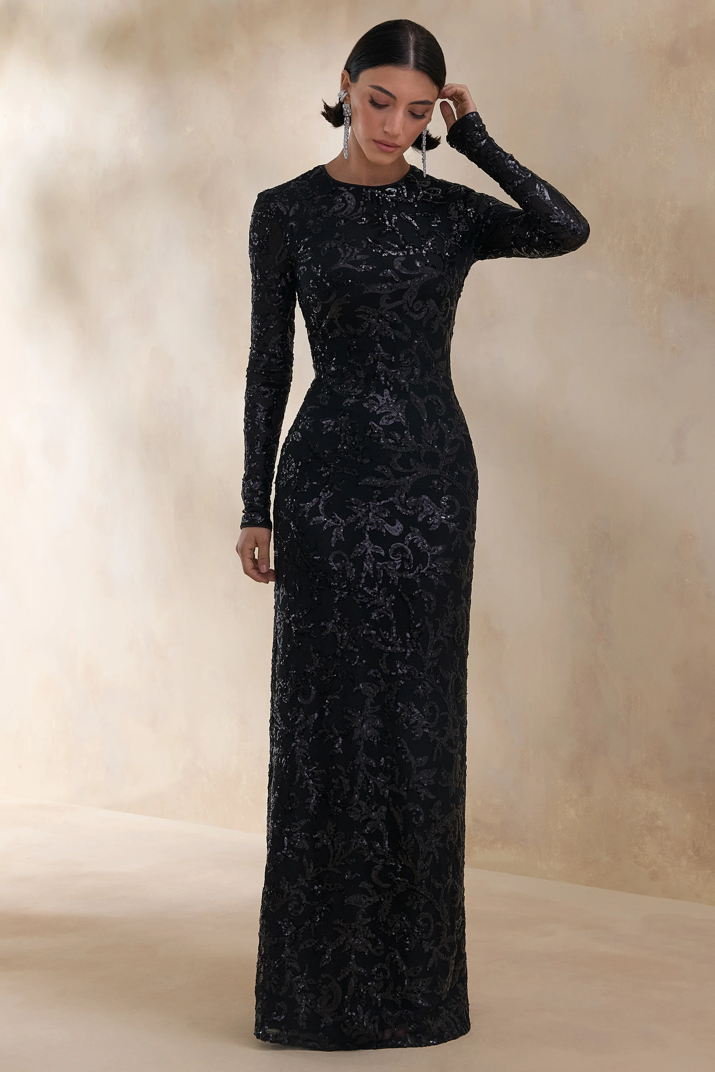 Stellar | Robe longue noire en dentelle ornée à encolure haute avec manches longues - Image 4