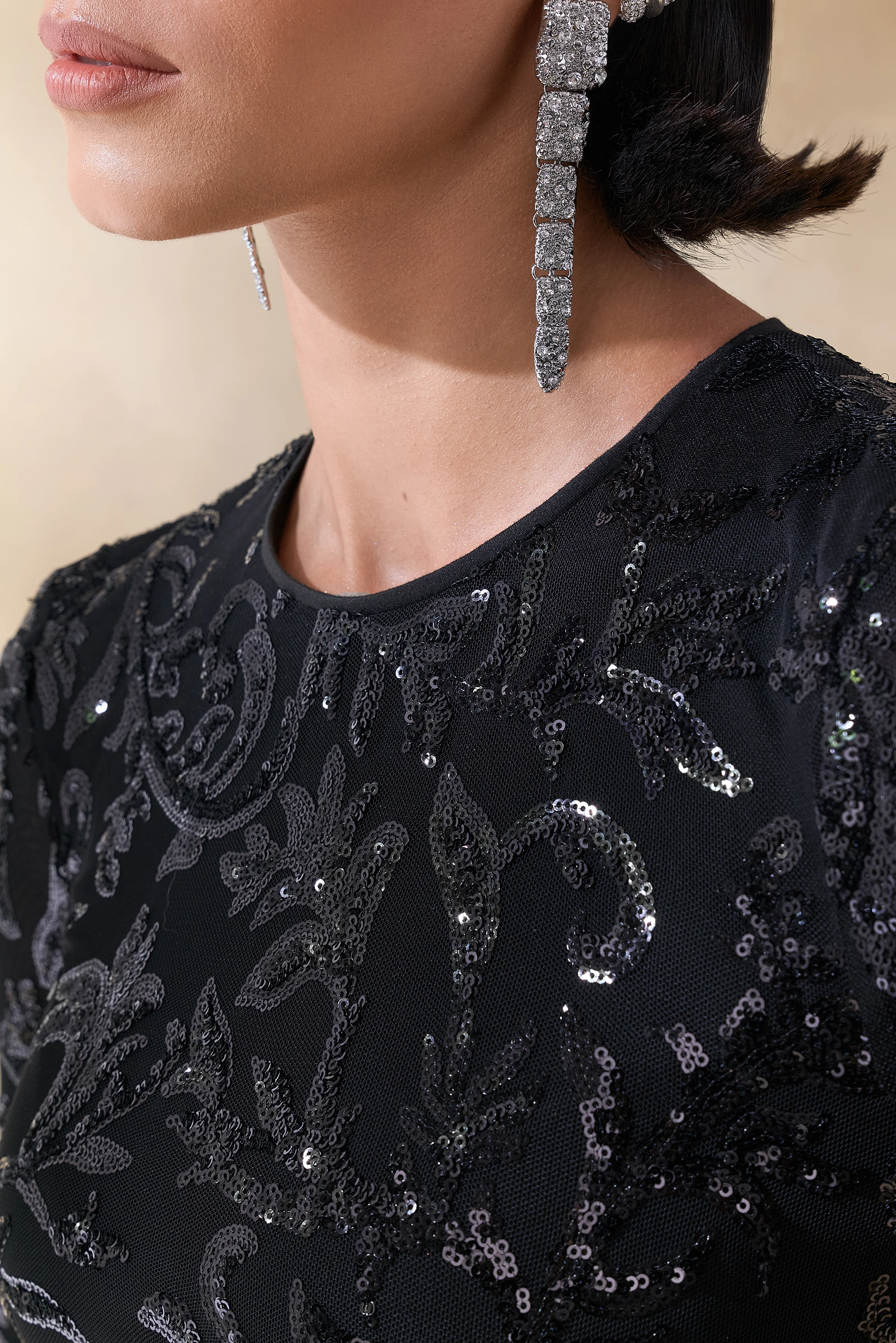 Stellar | Robe longue noire en dentelle ornée à encolure haute avec manches longues - Image 6