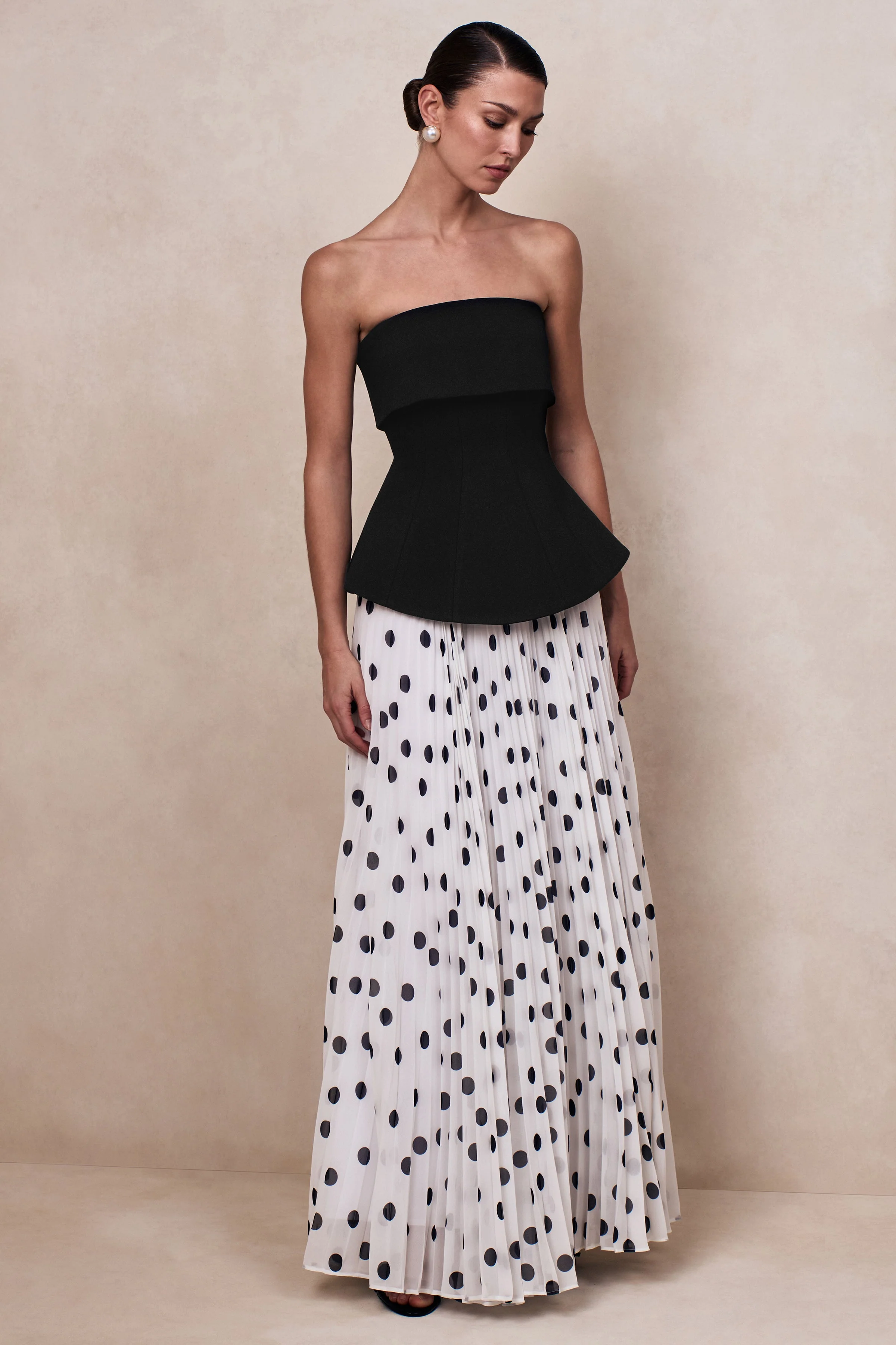 Stellara | Robe longue corset bandeau noire et blanche à pois avec jupe transparente - Image 5