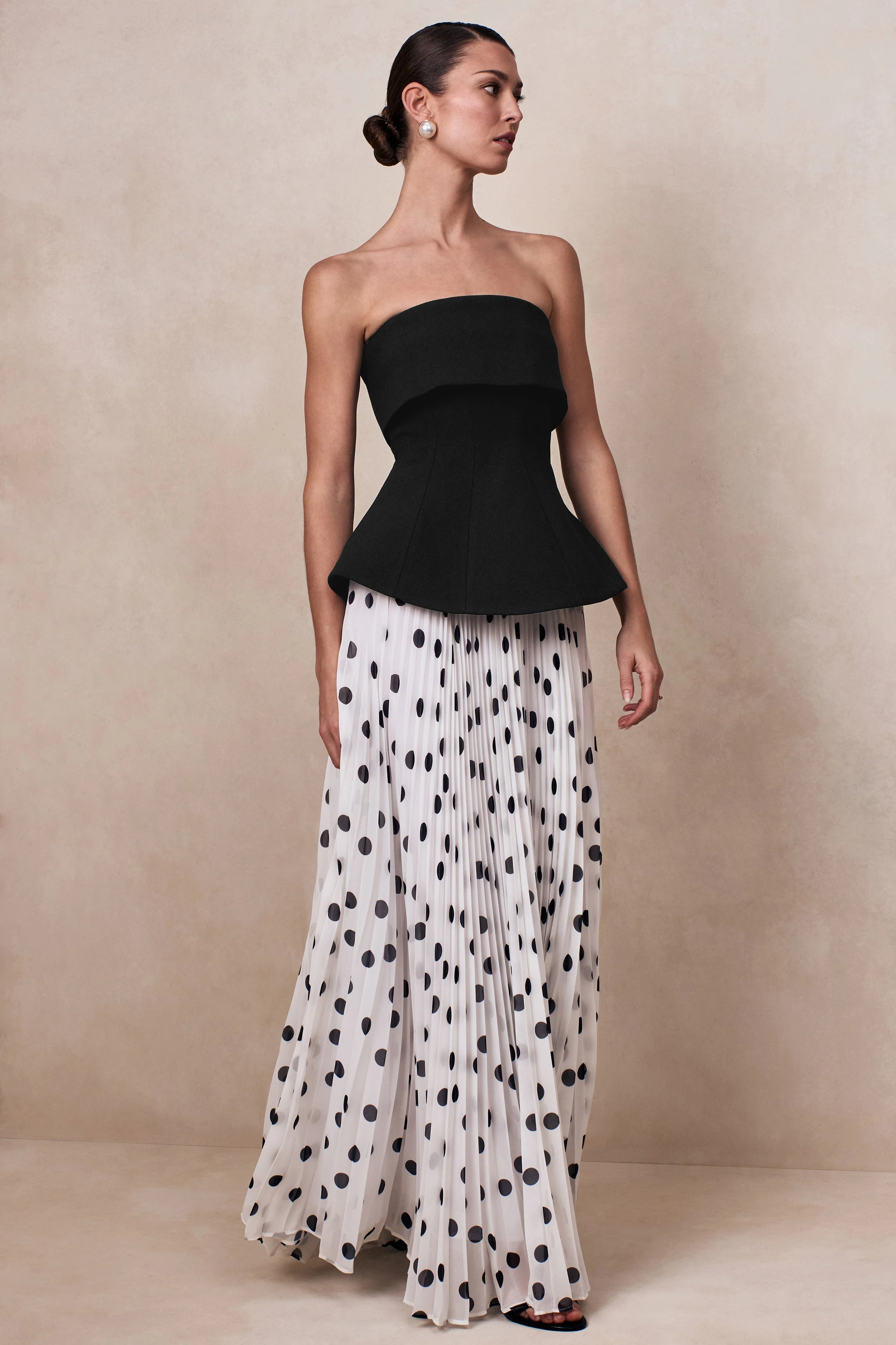 Stellara | Robe longue corset bandeau noire et blanche à pois avec jupe transparente - Image 7