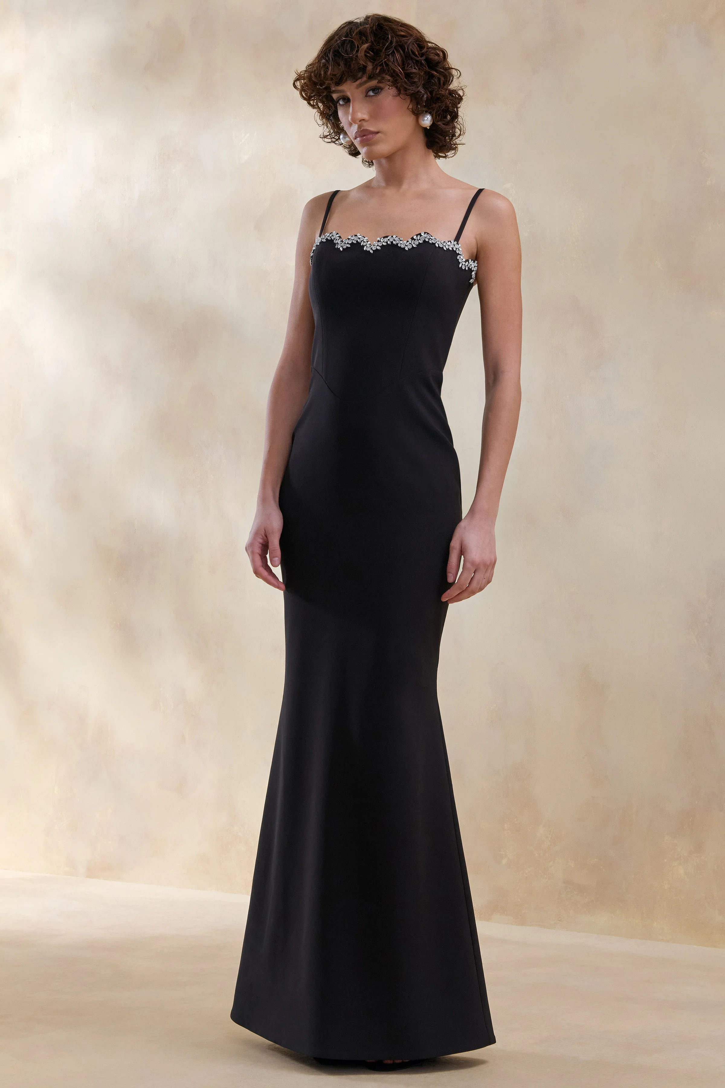 Story | Robe longue noire à encolure cœur festonnée avec détails ornés - Image 3