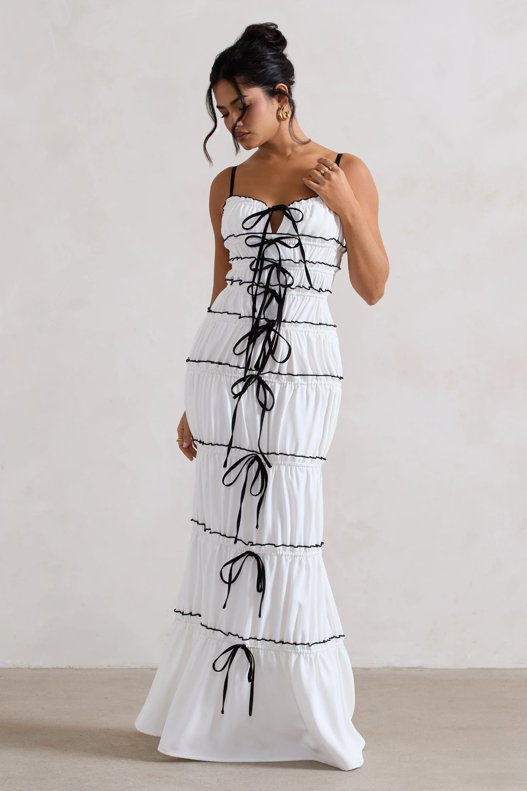 Summer Breeze | Robe longue blanche à bretelles avec volants et fronces - Image 10