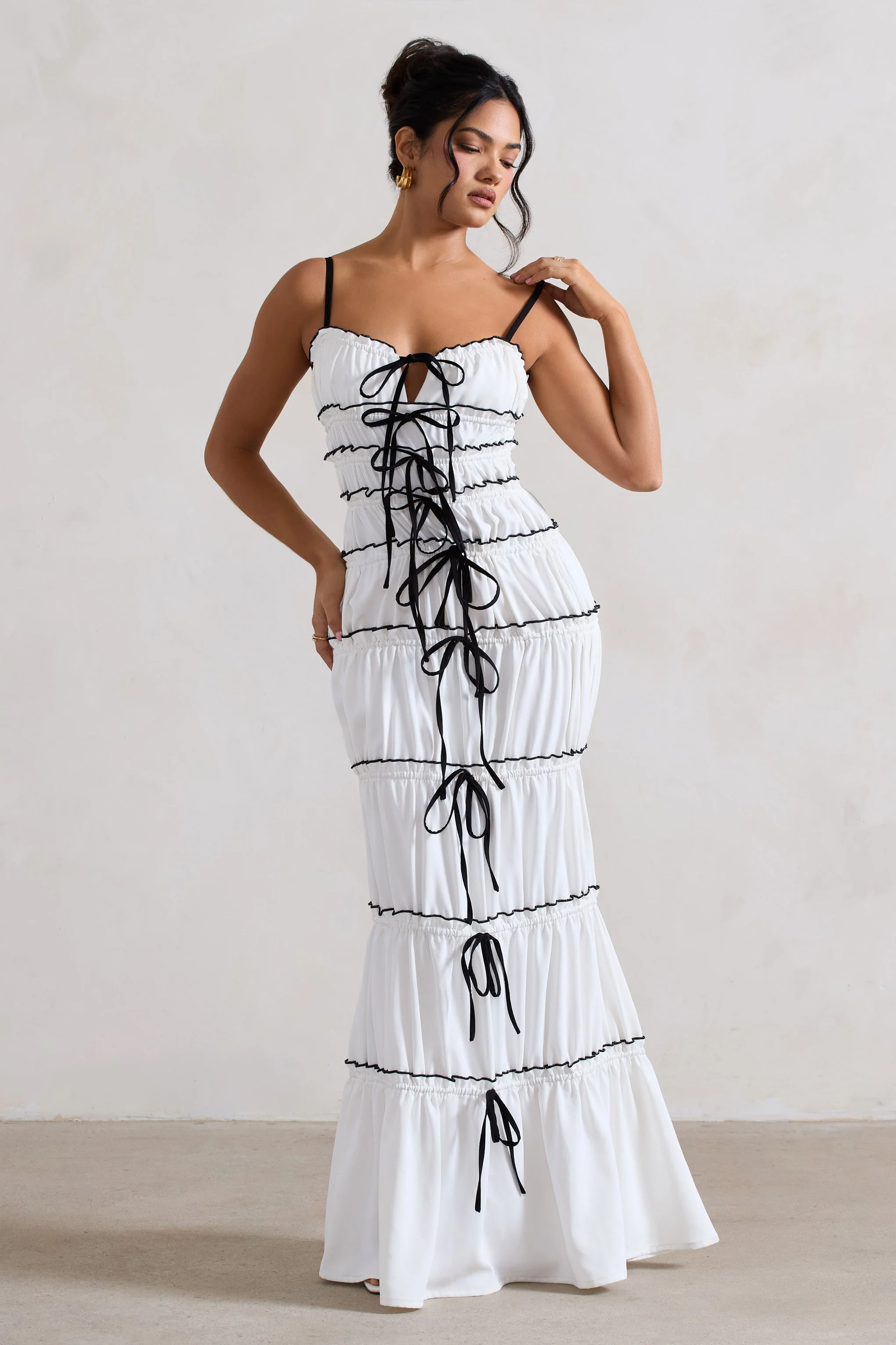 Summer Breeze | Robe longue blanche à bretelles avec volants et fronces - Image 11