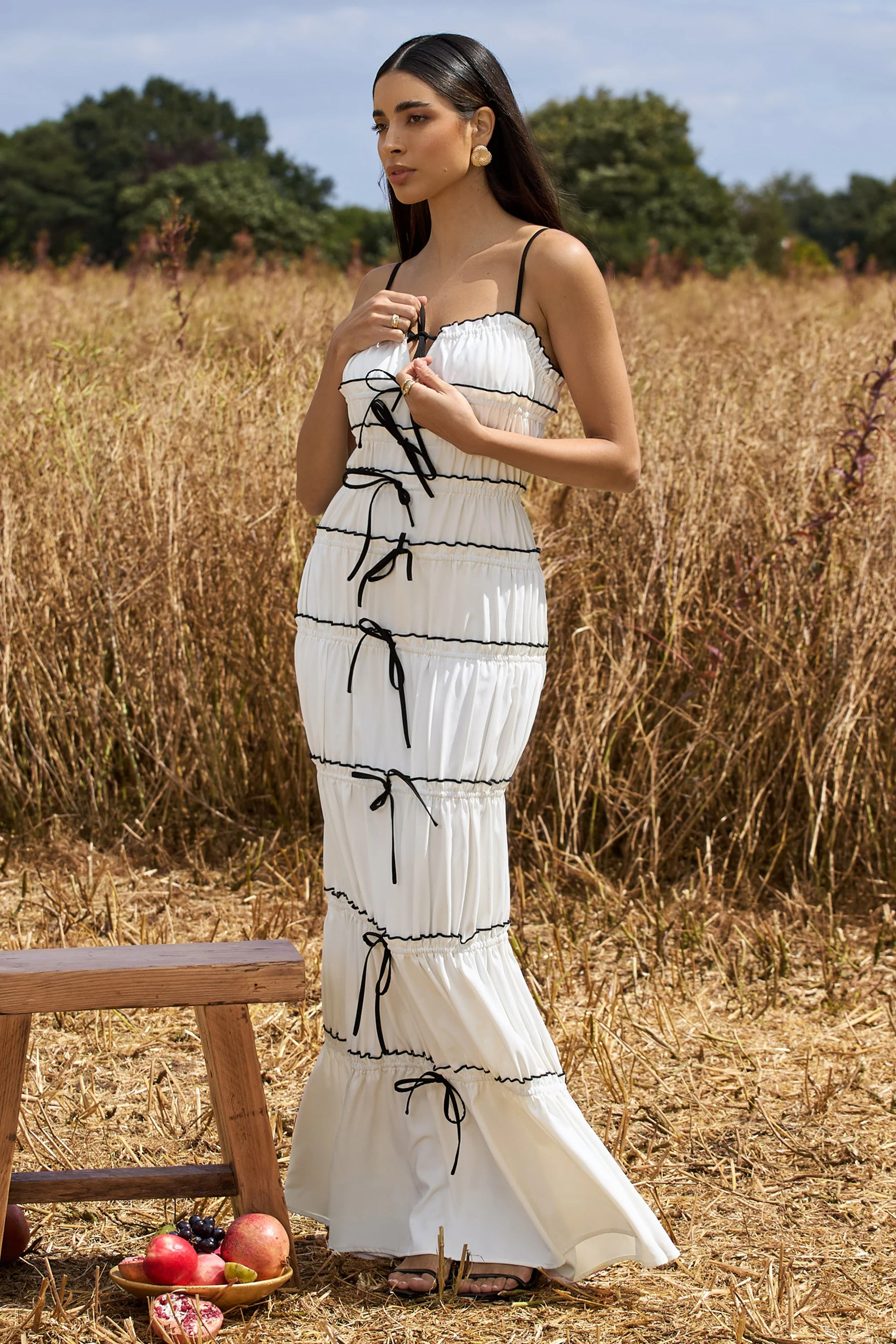 Summer Breeze | Robe longue blanche à bretelles avec volants et fronces - Image 5