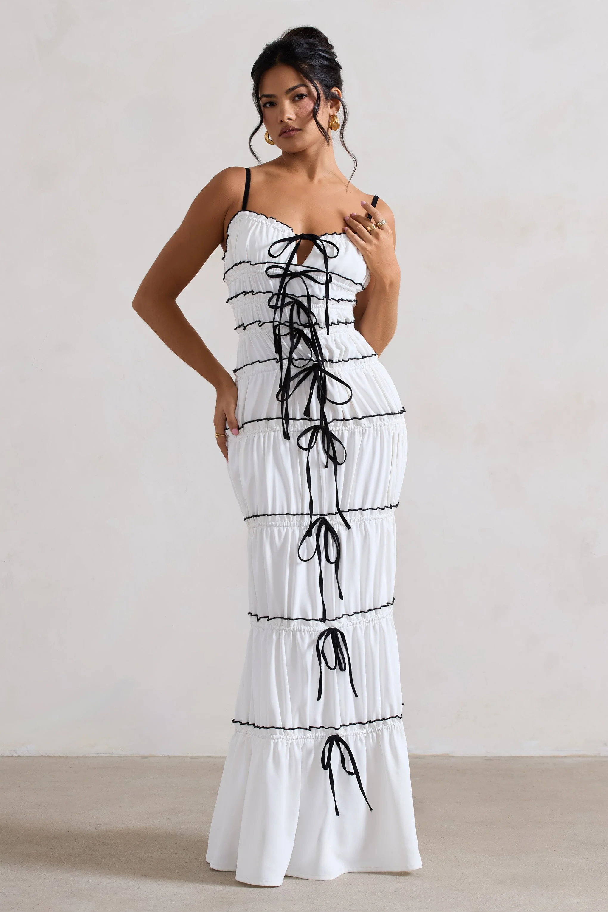Summer Breeze | Robe longue blanche à bretelles avec volants et fronces - Image 7