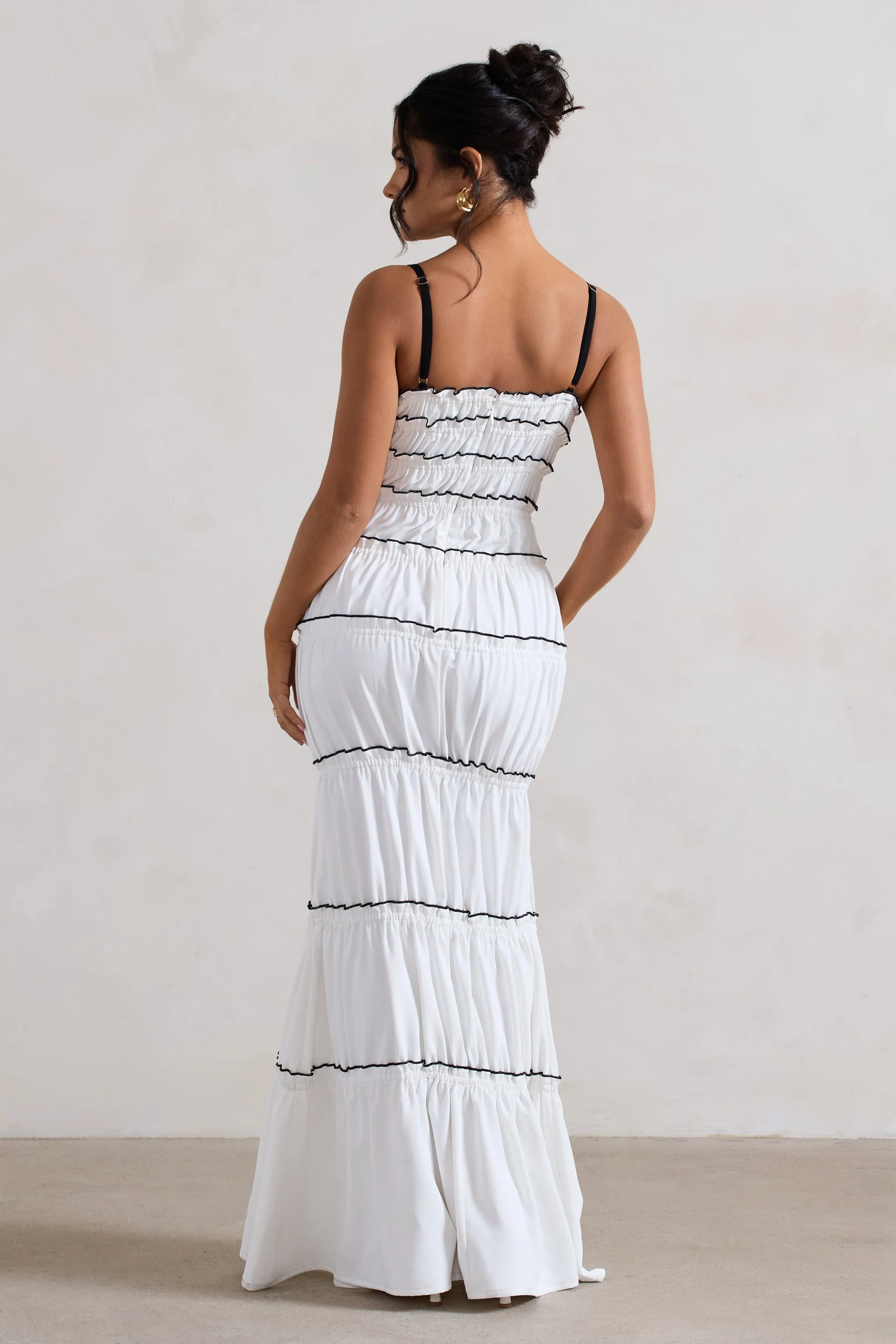 Summer Breeze | Robe longue blanche à bretelles avec volants et fronces - Image 8