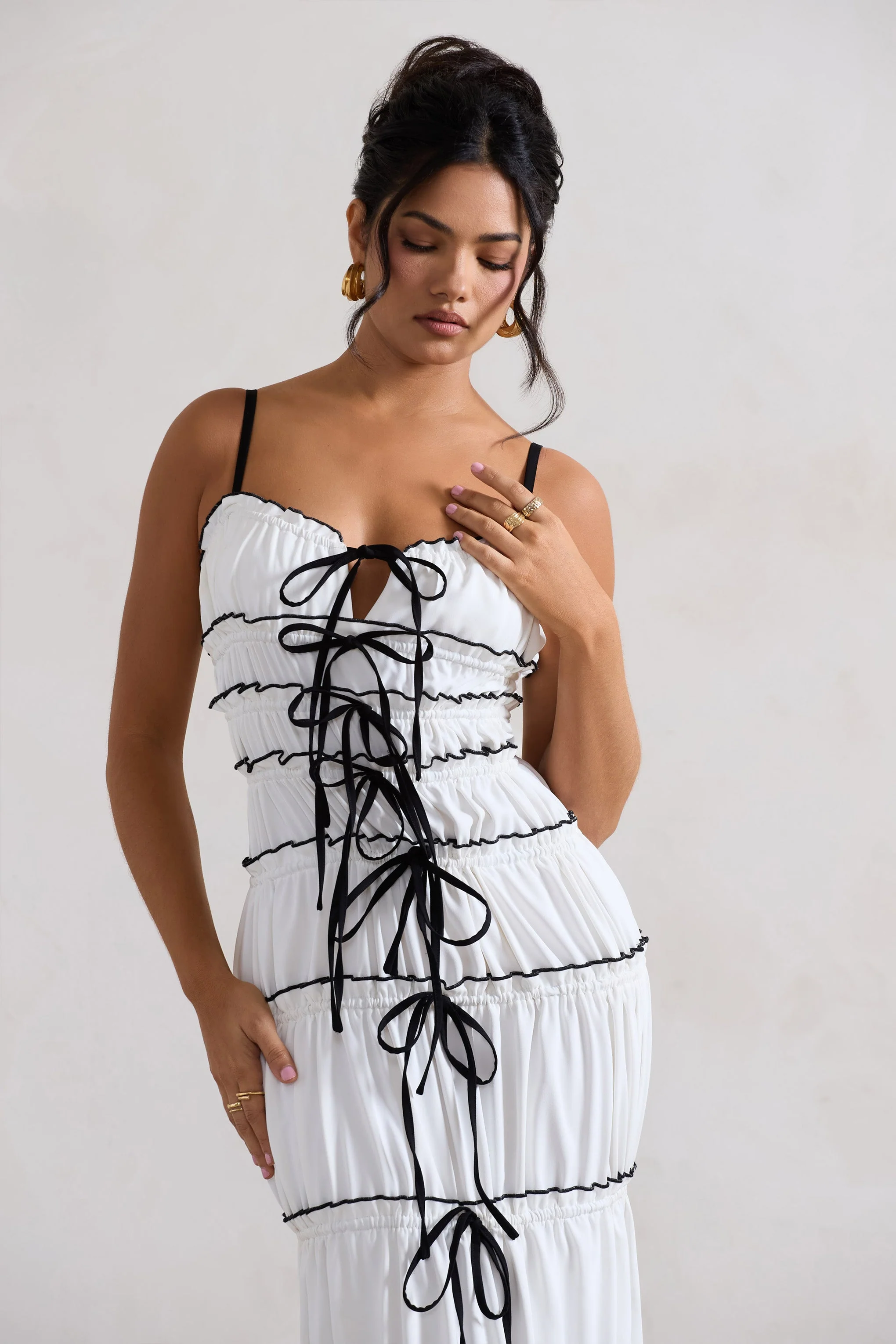 Summer Breeze | Robe longue blanche à bretelles avec volants et fronces - Image 9