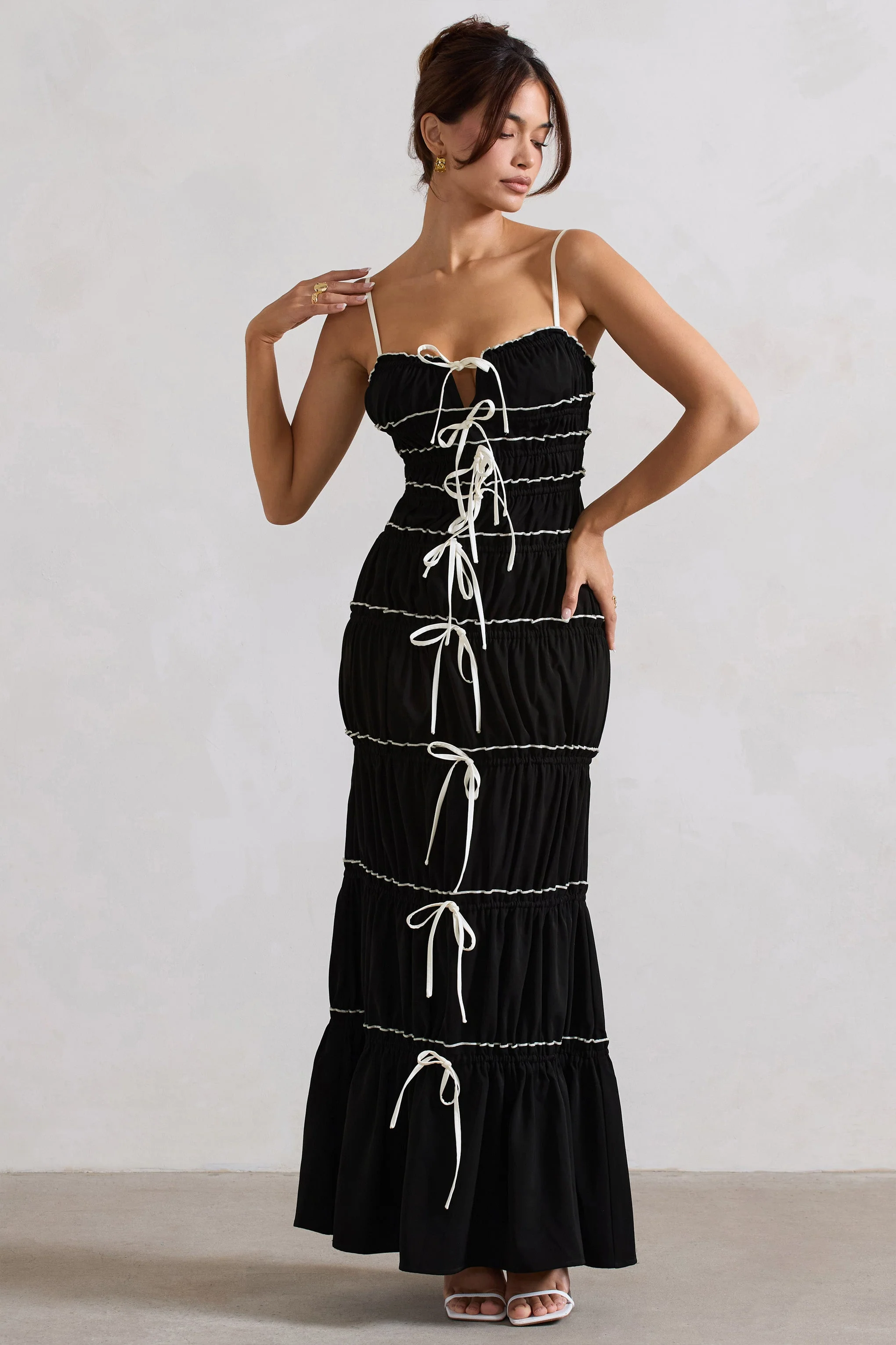 Summer Breeze | Robe longue noire à bretelles avec volants et fronces