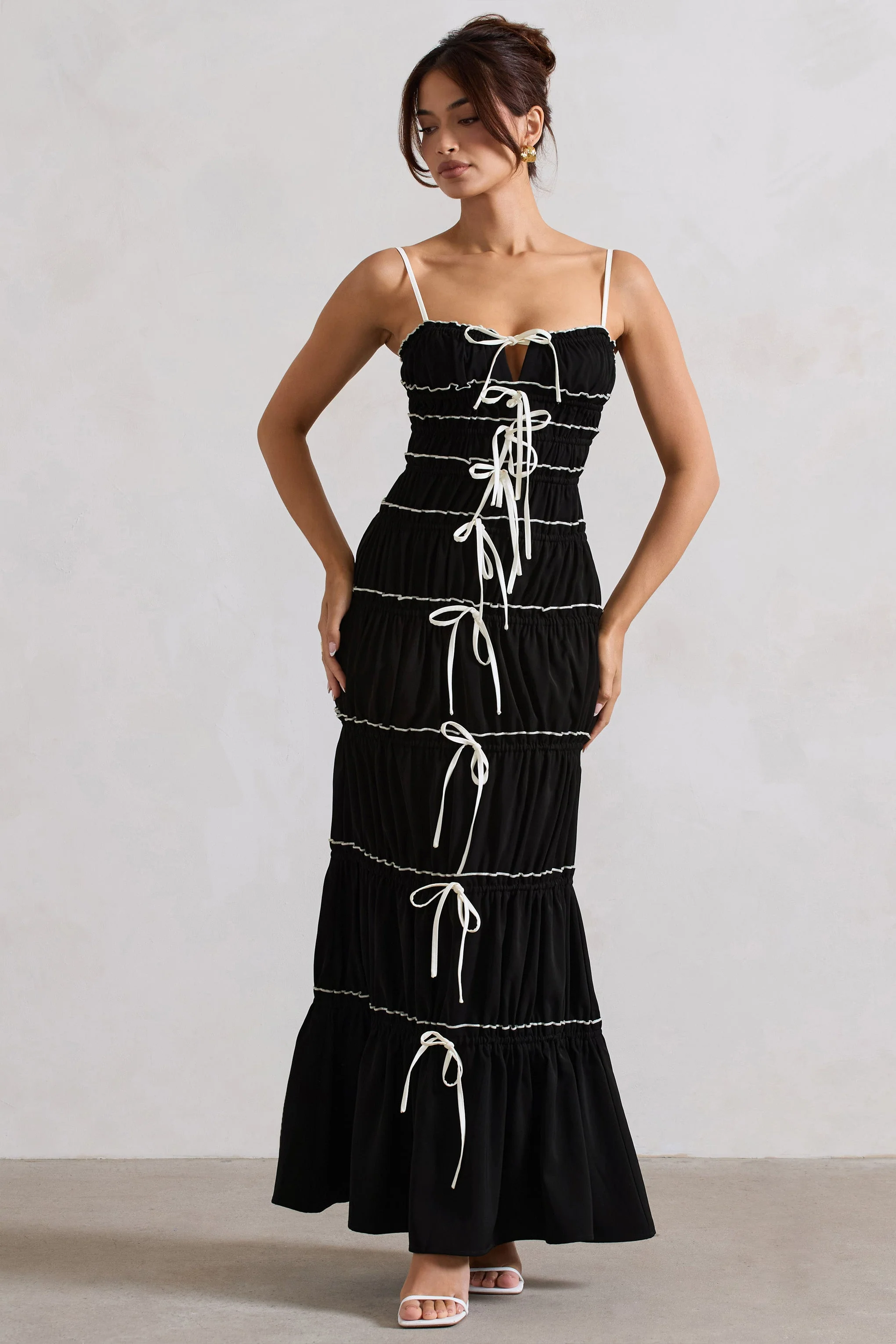 Summer Breeze | Robe longue noire à bretelles avec volants et fronces - Image 4