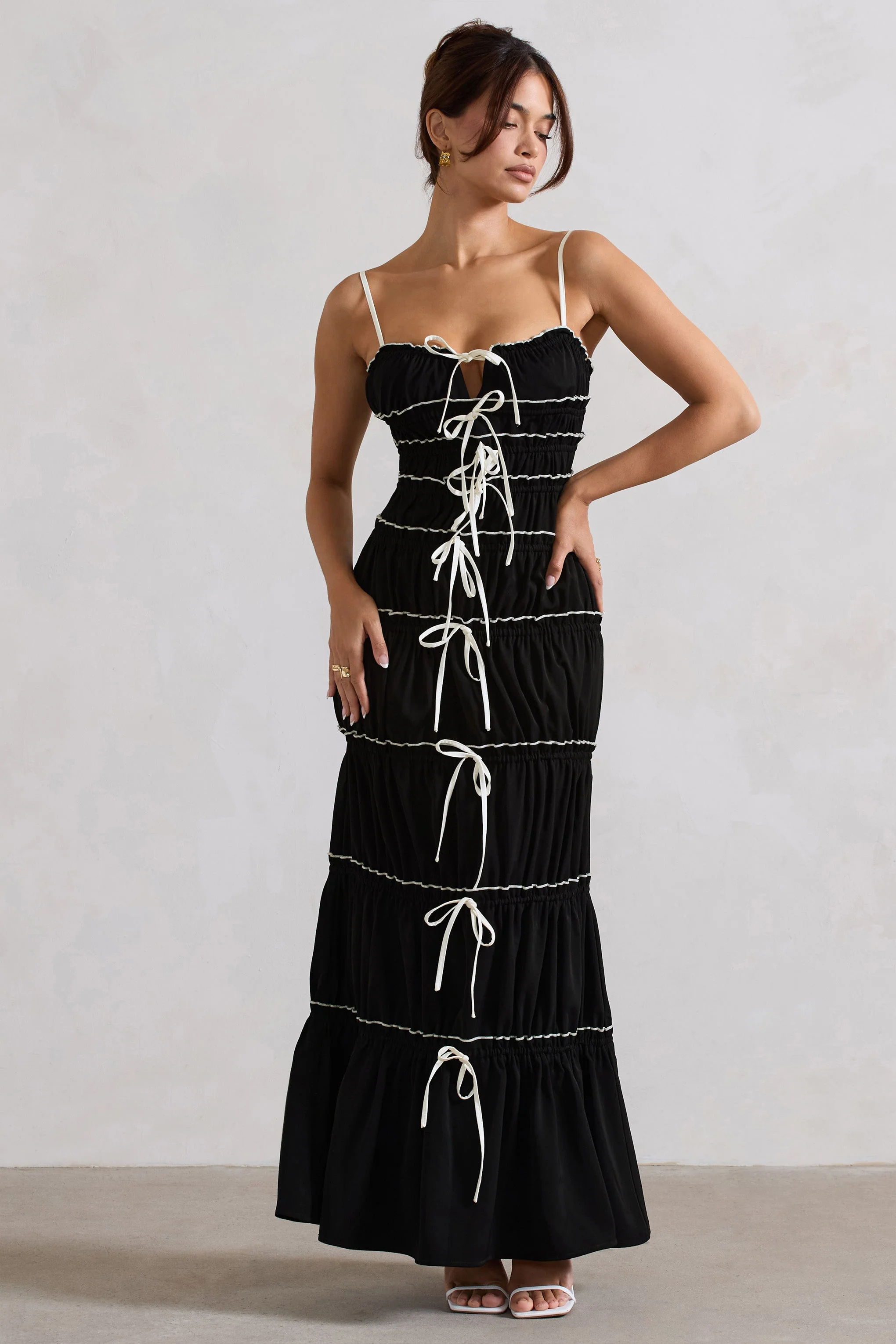 Summer Breeze | Robe longue noire à bretelles avec volants et fronces - Image 5