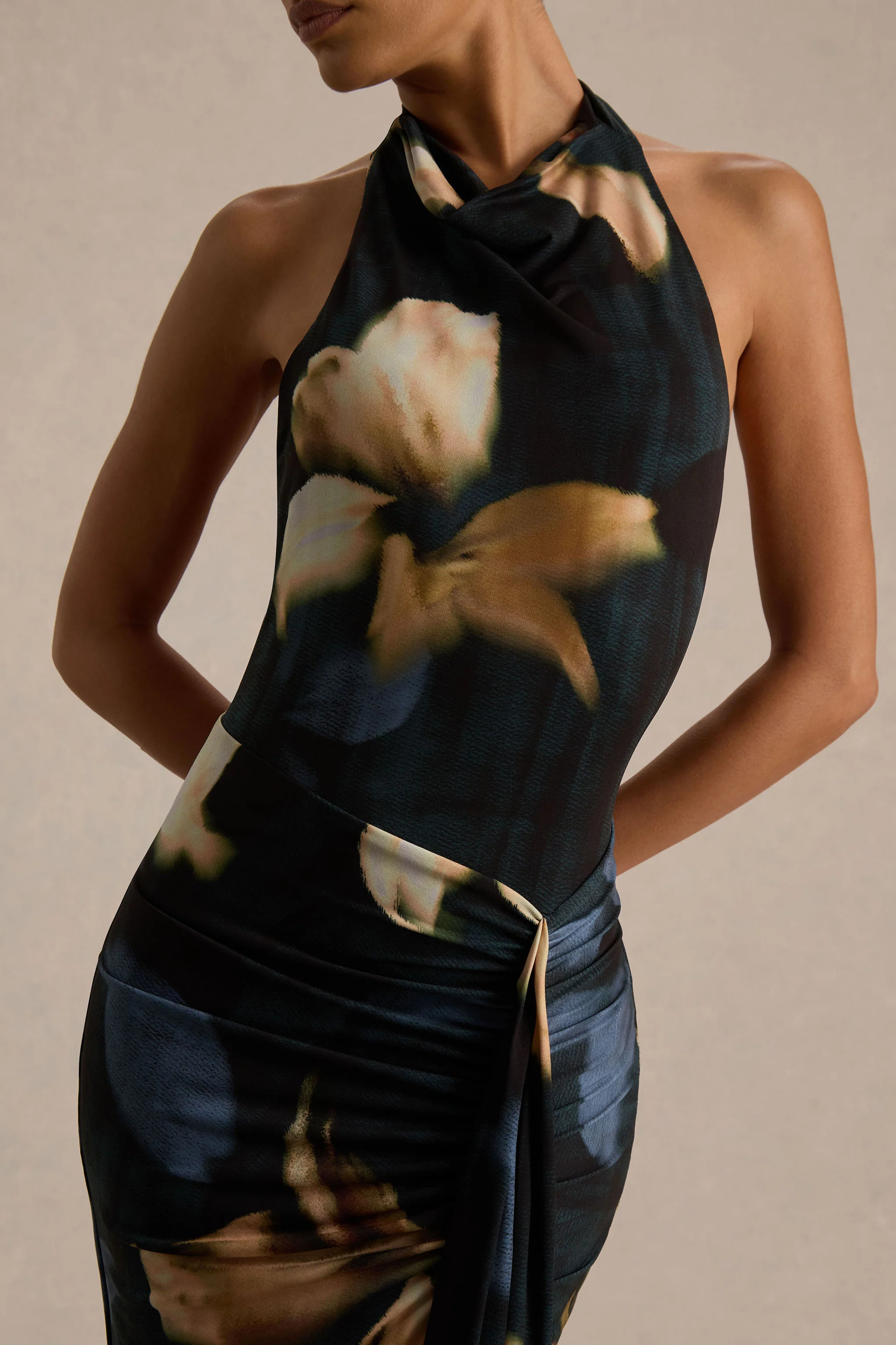 Sunflower | Robe longue à col montant en tissu tissé imprimé lys foncé avec fente frontale haute - Image 3