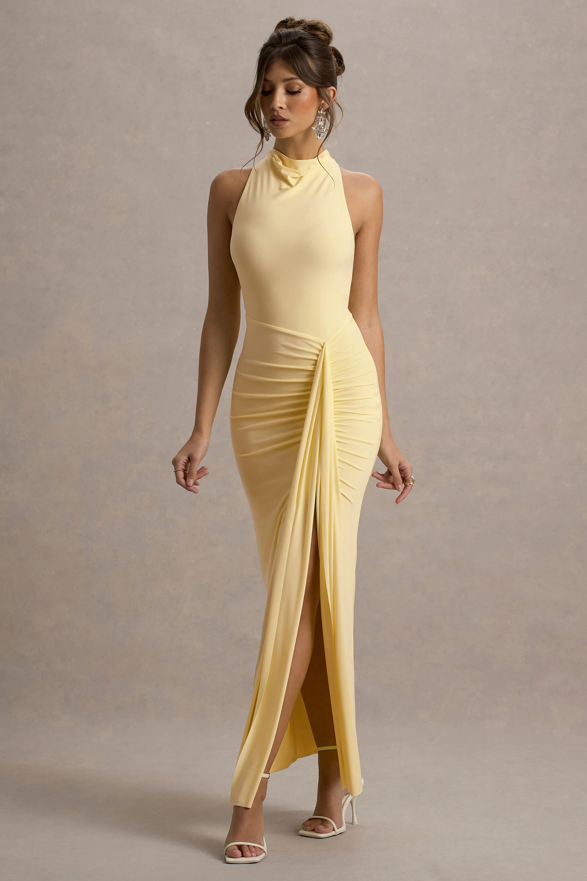 Sunflower | Robe longue citron à décolleté haut froncé avec fente. - Image 5